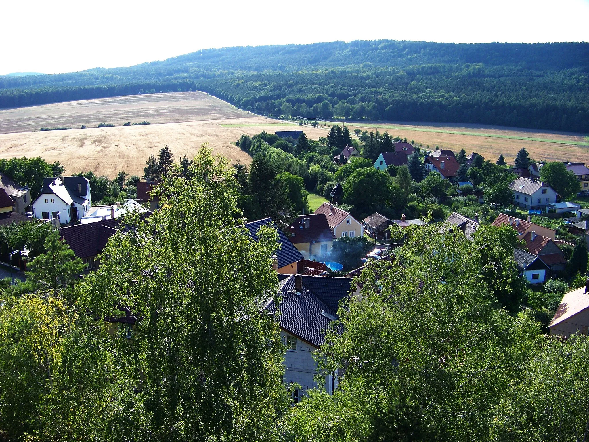 Photo showing: Hudlice, Beroun District, Central Bohemian Region, the Czech Republic. Hudlice Rock, a view to Krušná hora.
