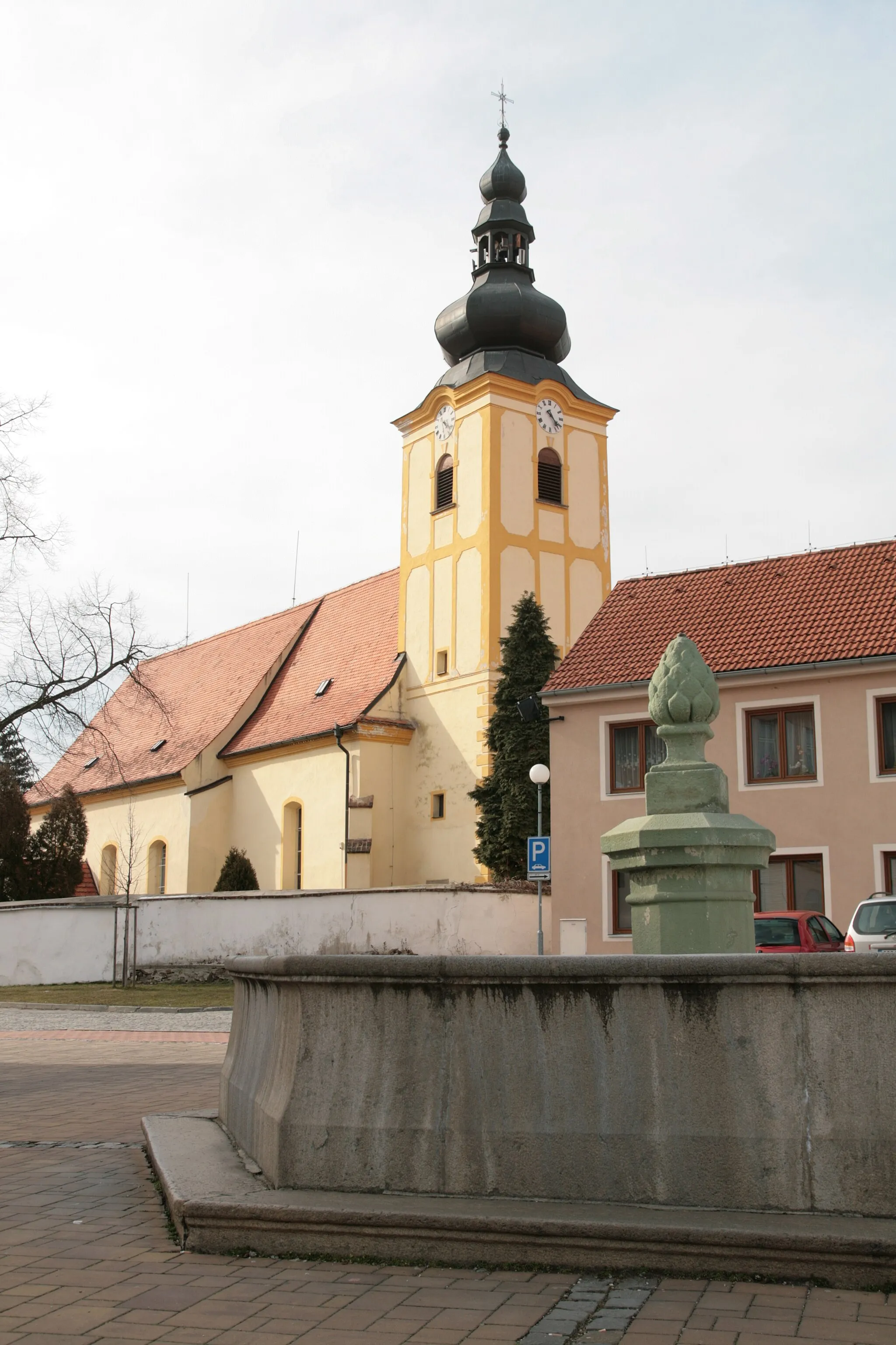 Photo showing: Městys Ledenice v okrese České Budějovice. Kašna na Náměstí a kostel sv. Vavřince.