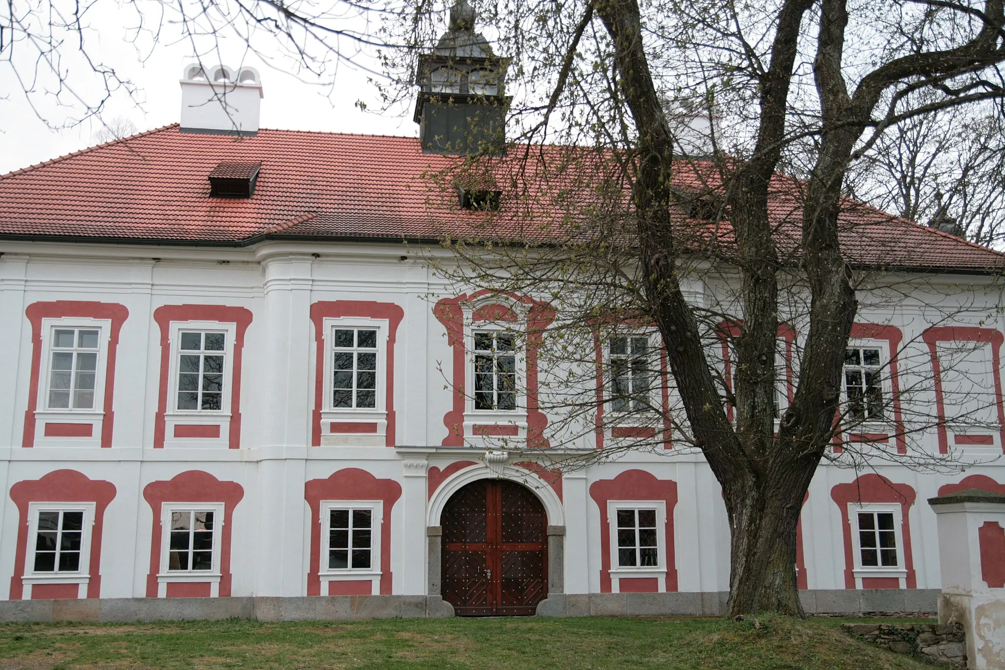 Photo showing: Vesnice Mlázovy, část městyse Kolinec v okrese Klatovy. Pohled ze dvora na hlavní zámeckou budovu.