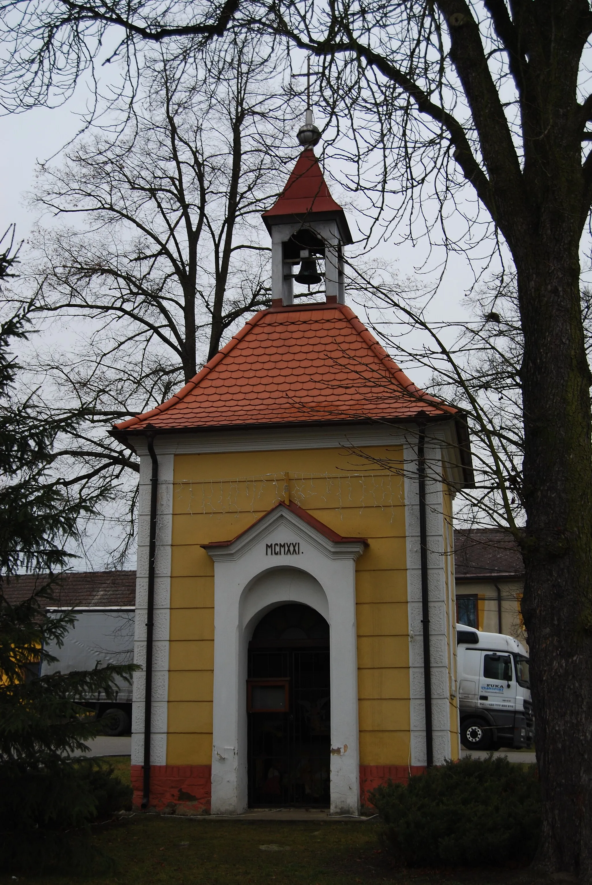 Photo showing: Kaple se zvoničkou na návsi. Radětice (okres Tábor). Česká republika.