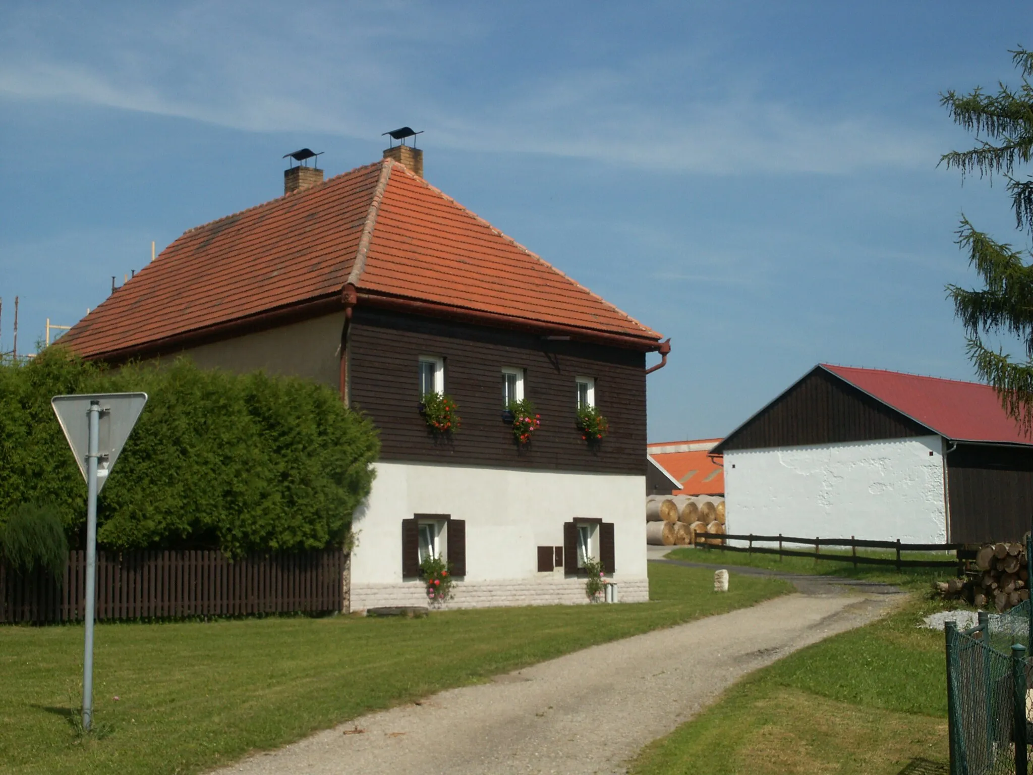 Photo showing: Milná - č.p. 9, v pozadí statek