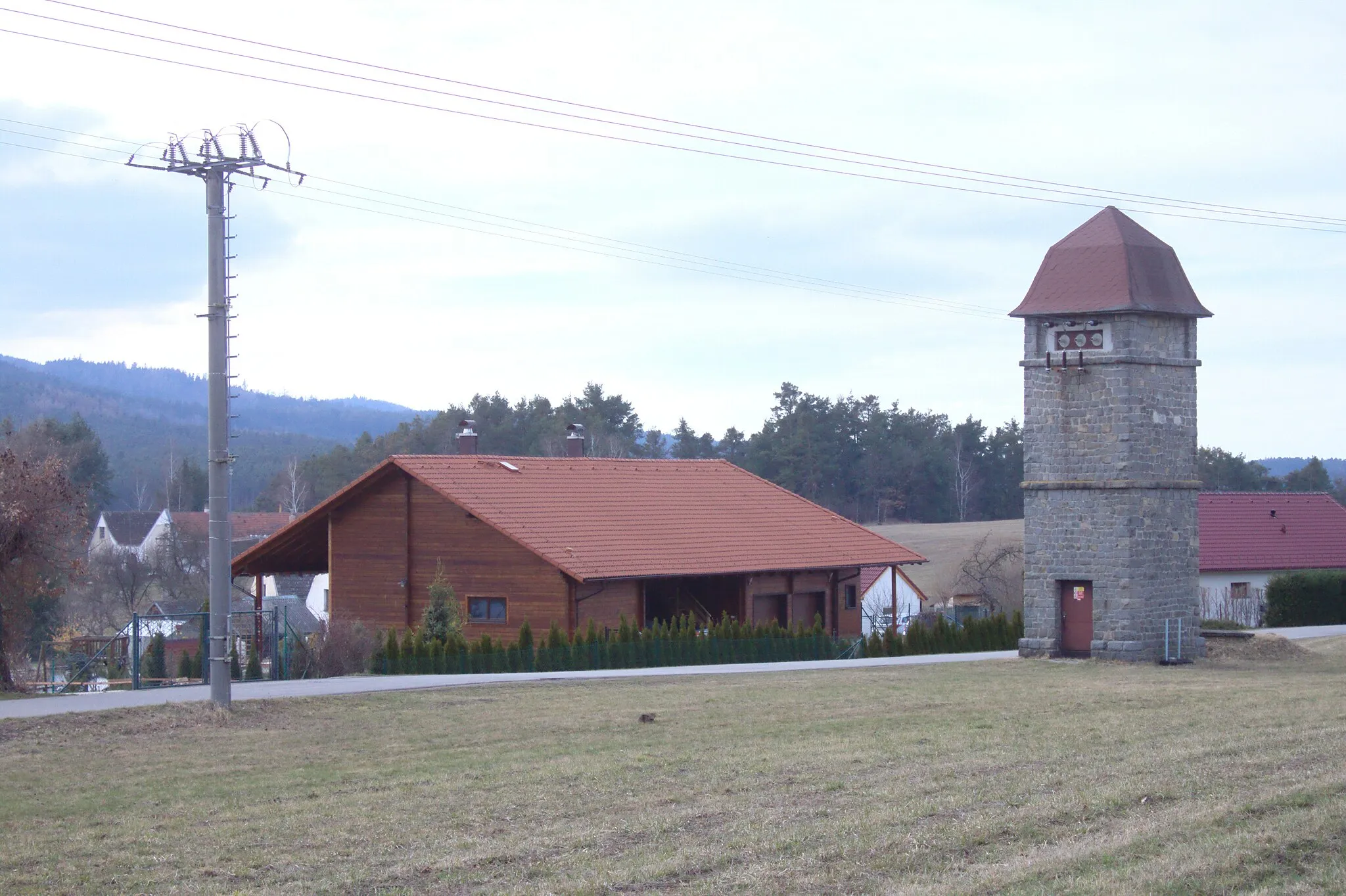 Photo showing: Domy ve vesnici Hradce