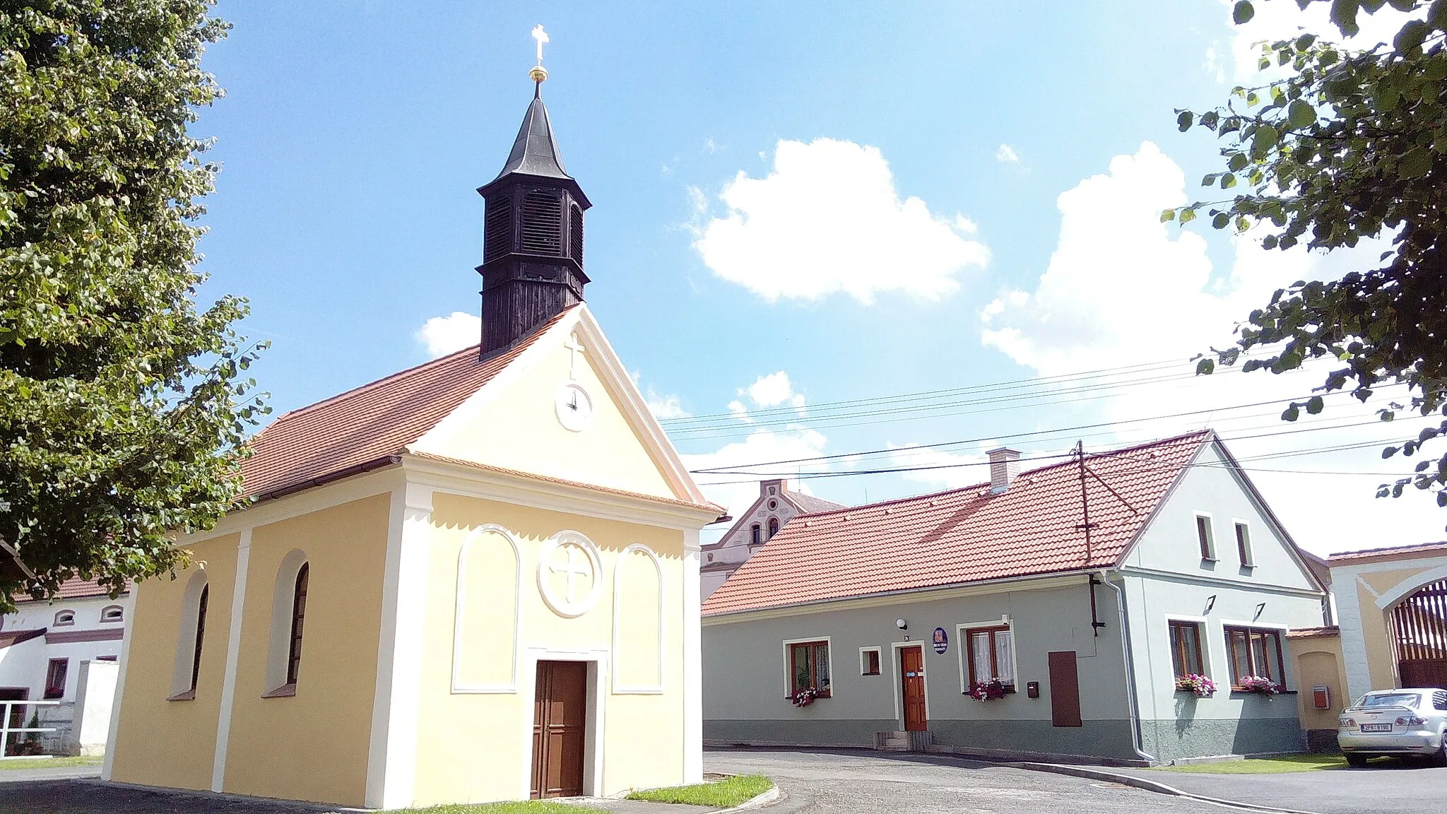 Photo showing: Chapel and town hall in Mezholezy (near Horšovský Týn), Plzeň Region, Czech Republic.