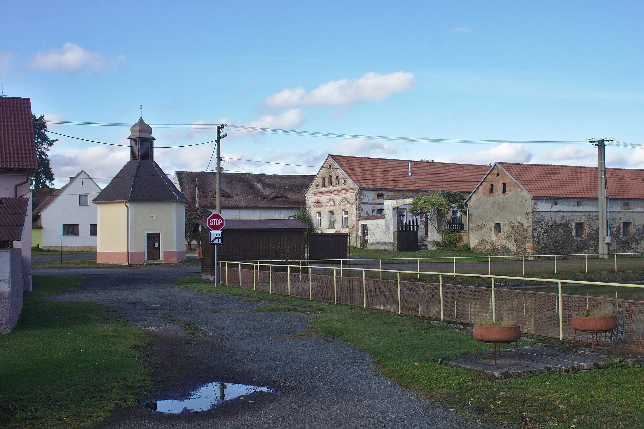 Photo showing: Náves a kaplička ve vesnici Buková v Plzeňském kraji