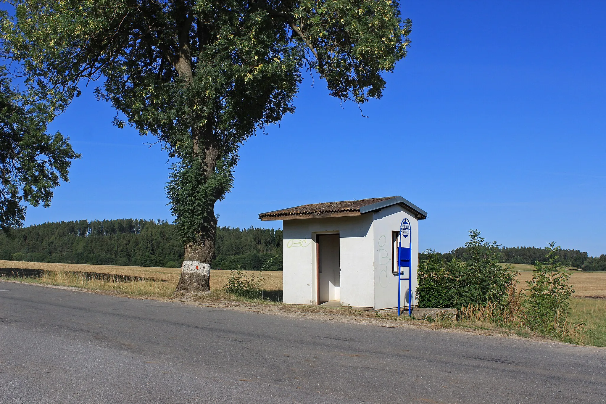 Photo showing: Bus stop by Šach, part of Volfířov, Czech Republic.