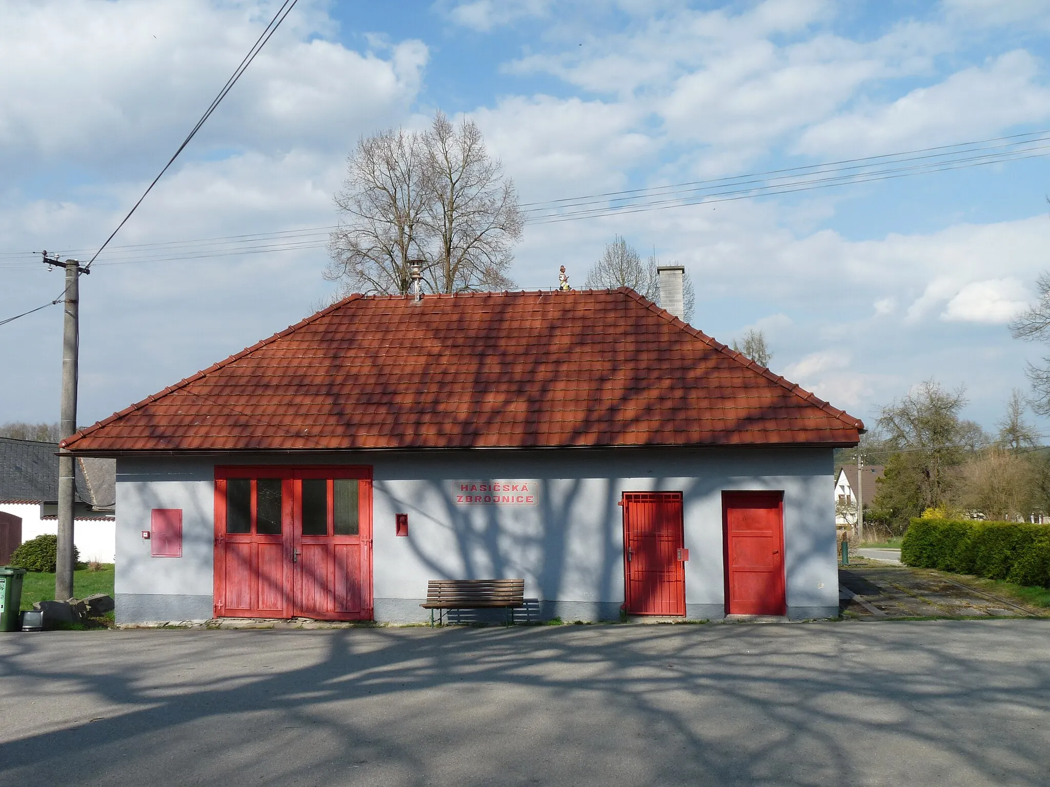 Photo showing: Fire station in the village of Vlčetínec, Jindřichův Hradec District, South Bohemian Region, Czech Republic.