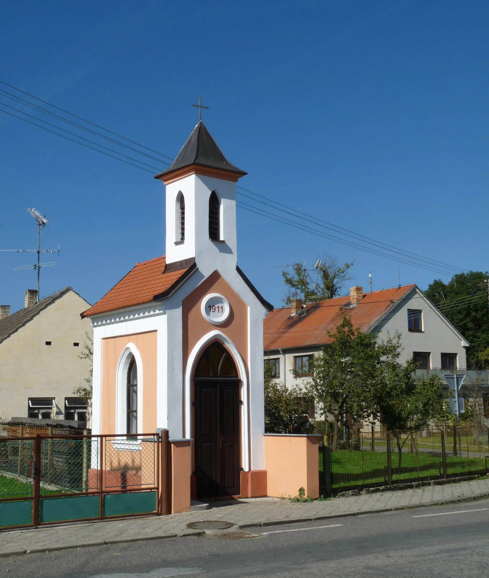 Photo showing: Wayside shrine in the village of Dříteň, České Budějovice District, South Bohemian Region, Czech Republic.