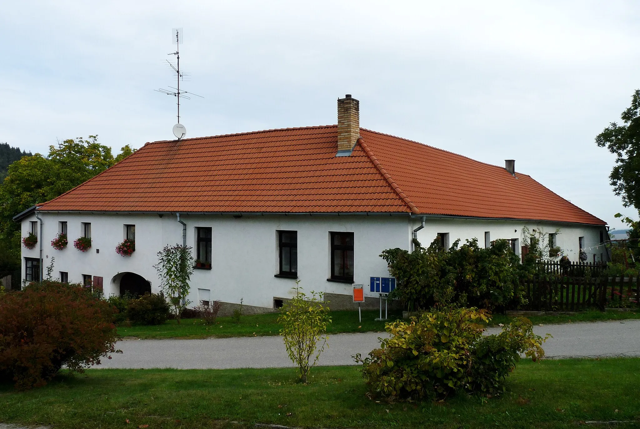 Photo showing: House No 3 in the village of Věžovatá Pláně, Český Krumlov District, South Bohemian Region, Czech Republic.