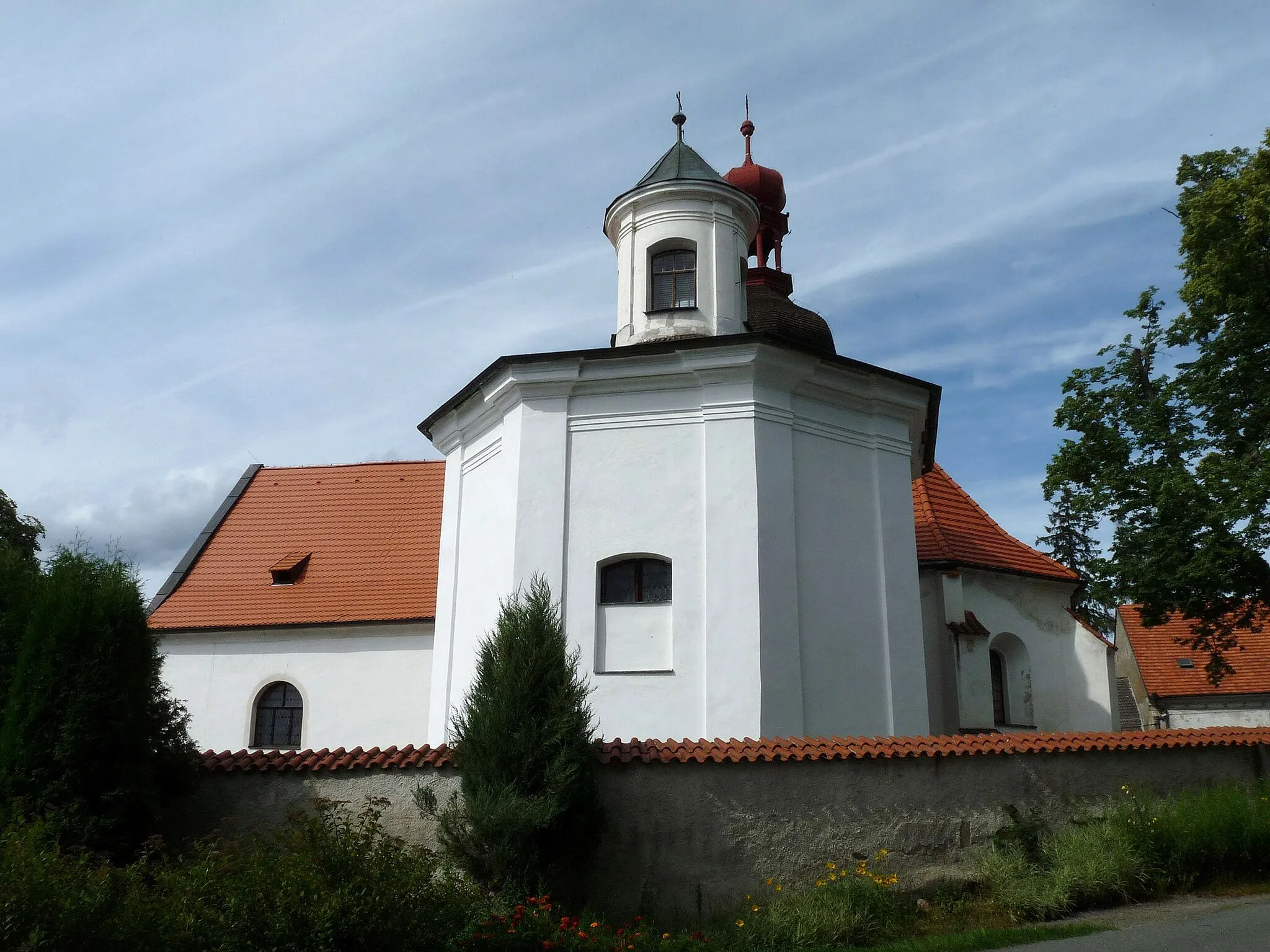 Photo showing: Saint Margaret Church in the village of Radenín, Tábor District, Czech Republic.