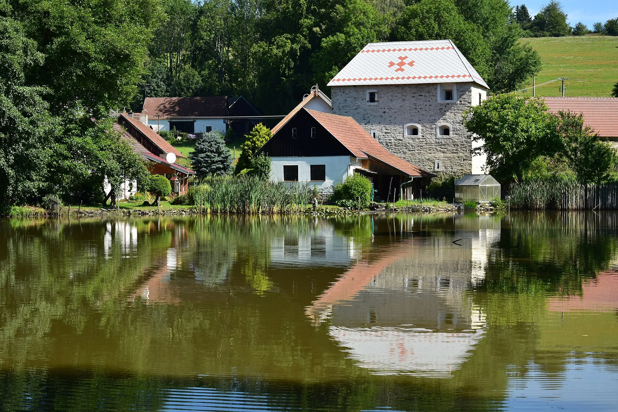 Photo showing: Sudkův Důl – Návesní rybník a tvrz