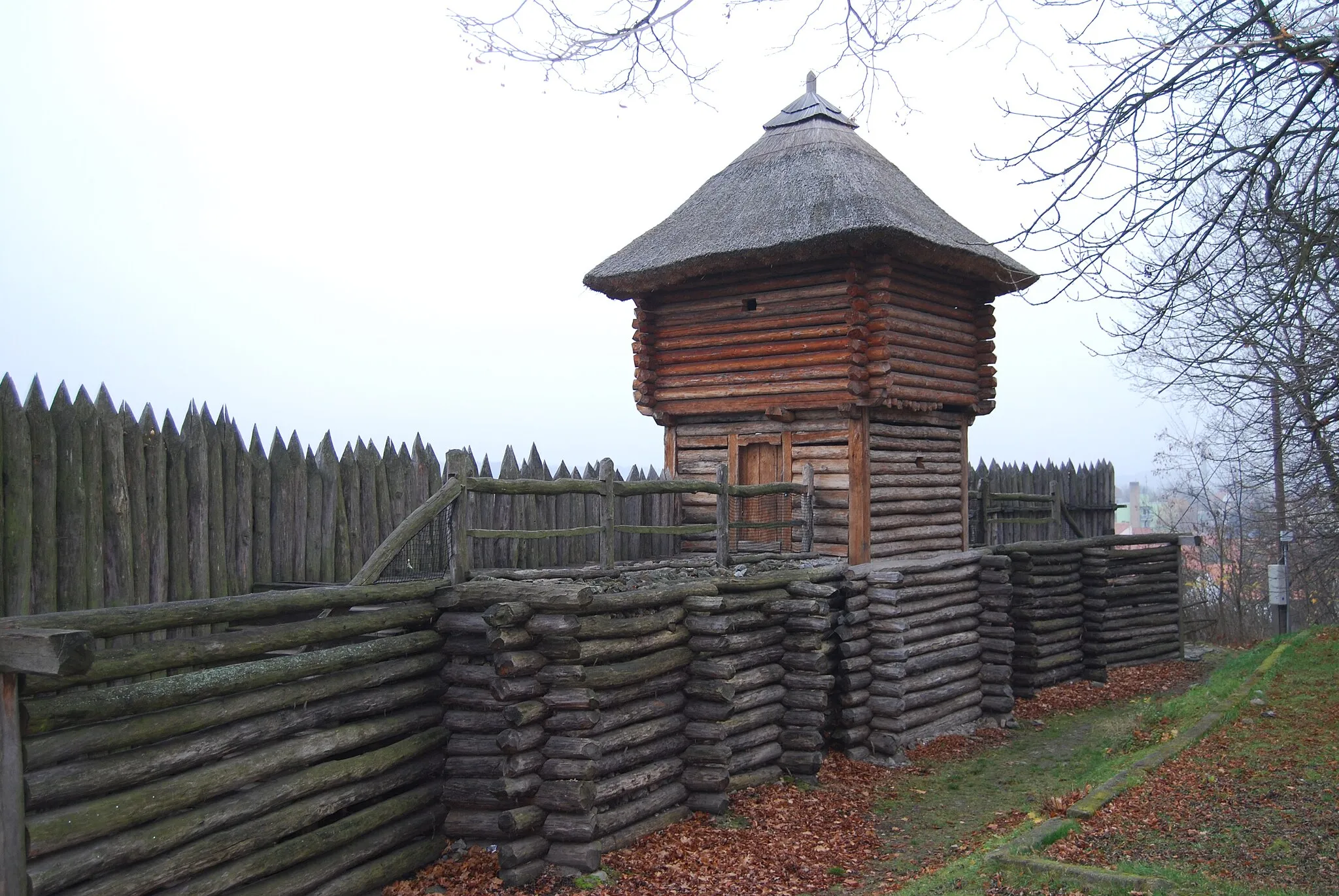 Photo showing: Archeopark Netolice na vrchu Svatý Ján na okraji města. Netolice. Okres Prachatice. Jihočeský kraj. Česká republika.