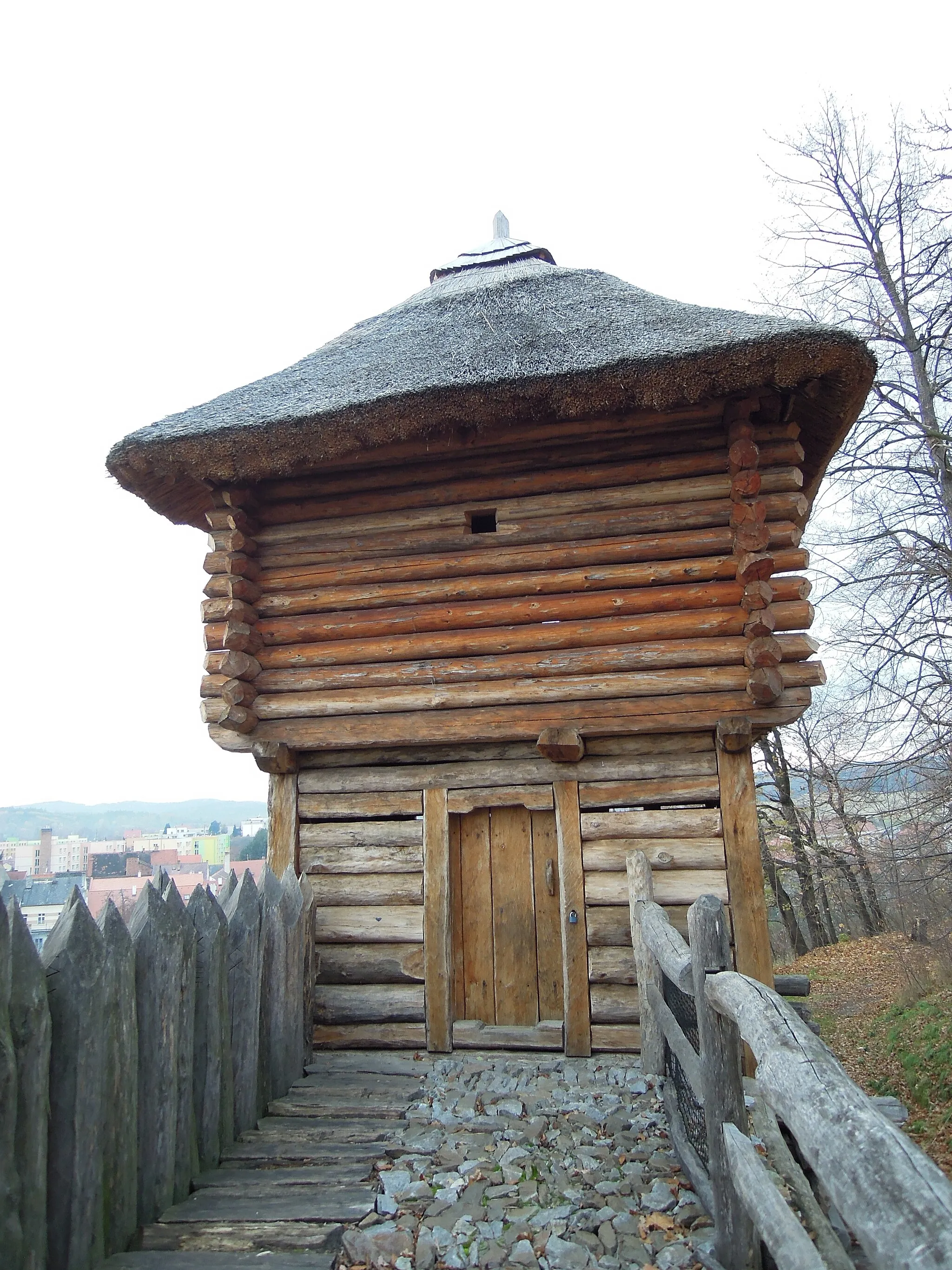 Photo showing: Archeopark Netolice - replica of 10th/13th century wooden hillfort
location: Netolice, Czech Republic
author: Jan Helebrant
www.juhele.blogspot.com

license CC BY-SA