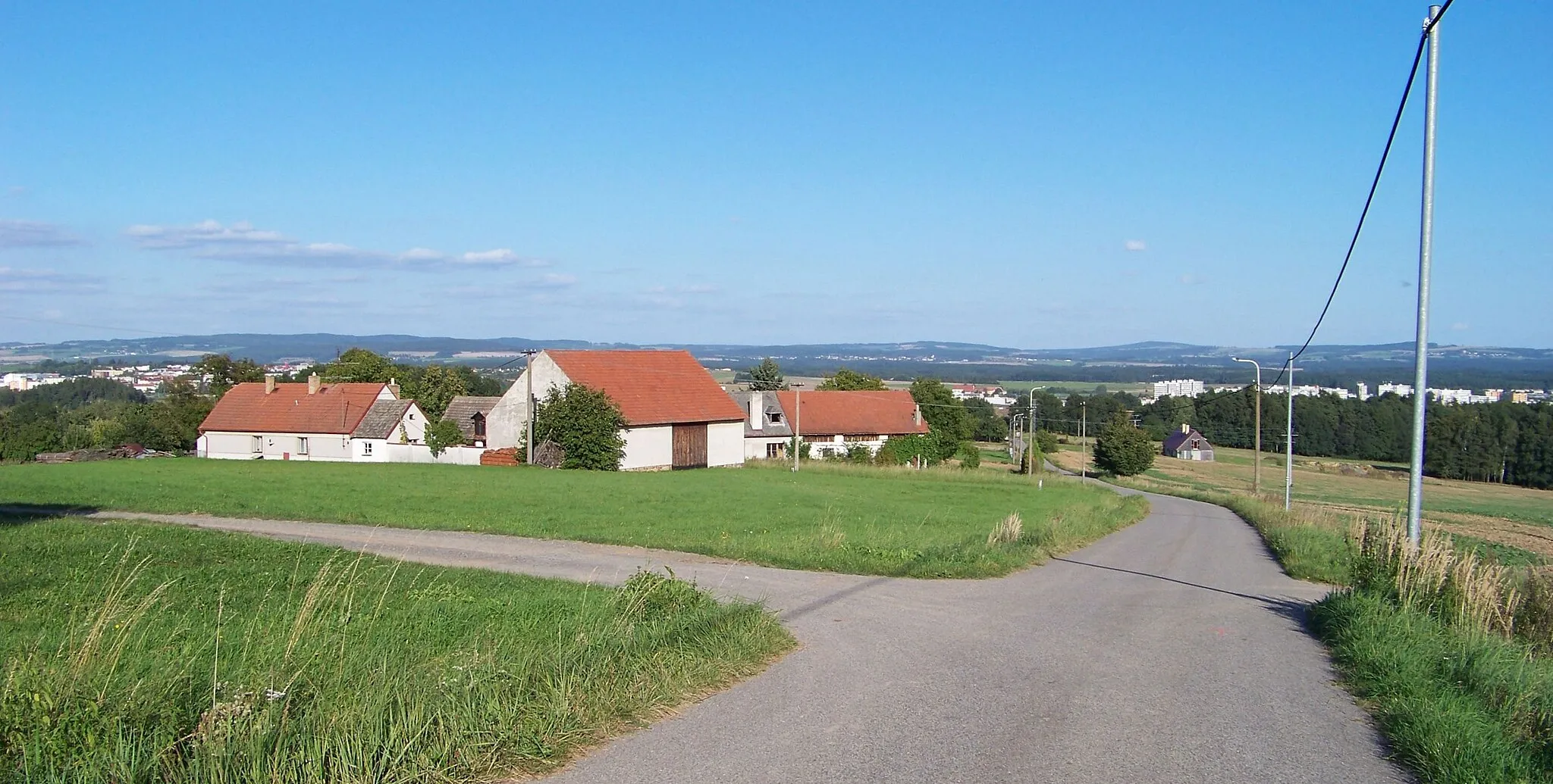 Photo showing: Tábor-Větrovy, Tábor District, South Bohemian Region, the Czech Republic. Dolní Větrovy, houses No. 4 and 3.