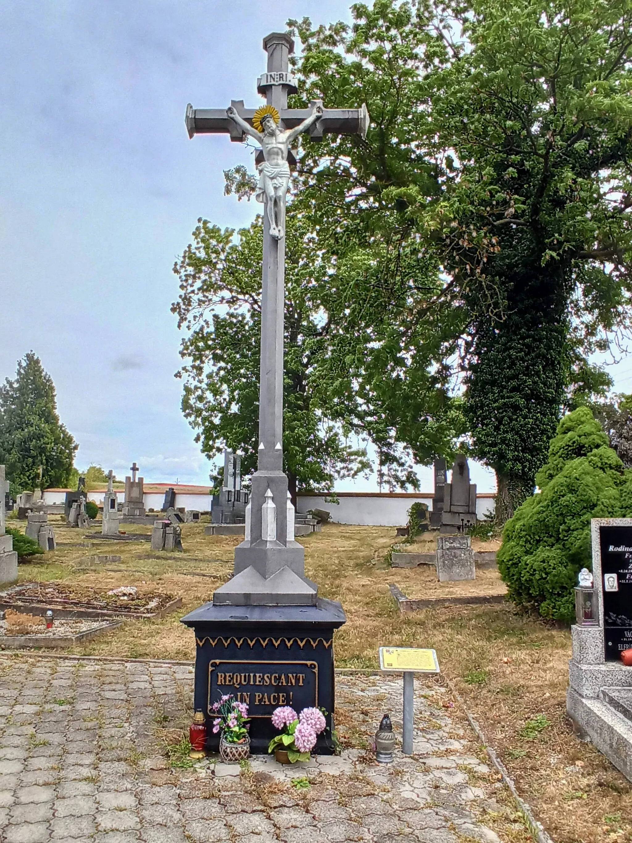 Photo showing: Litinový kříž na hřbitově v Úhercích