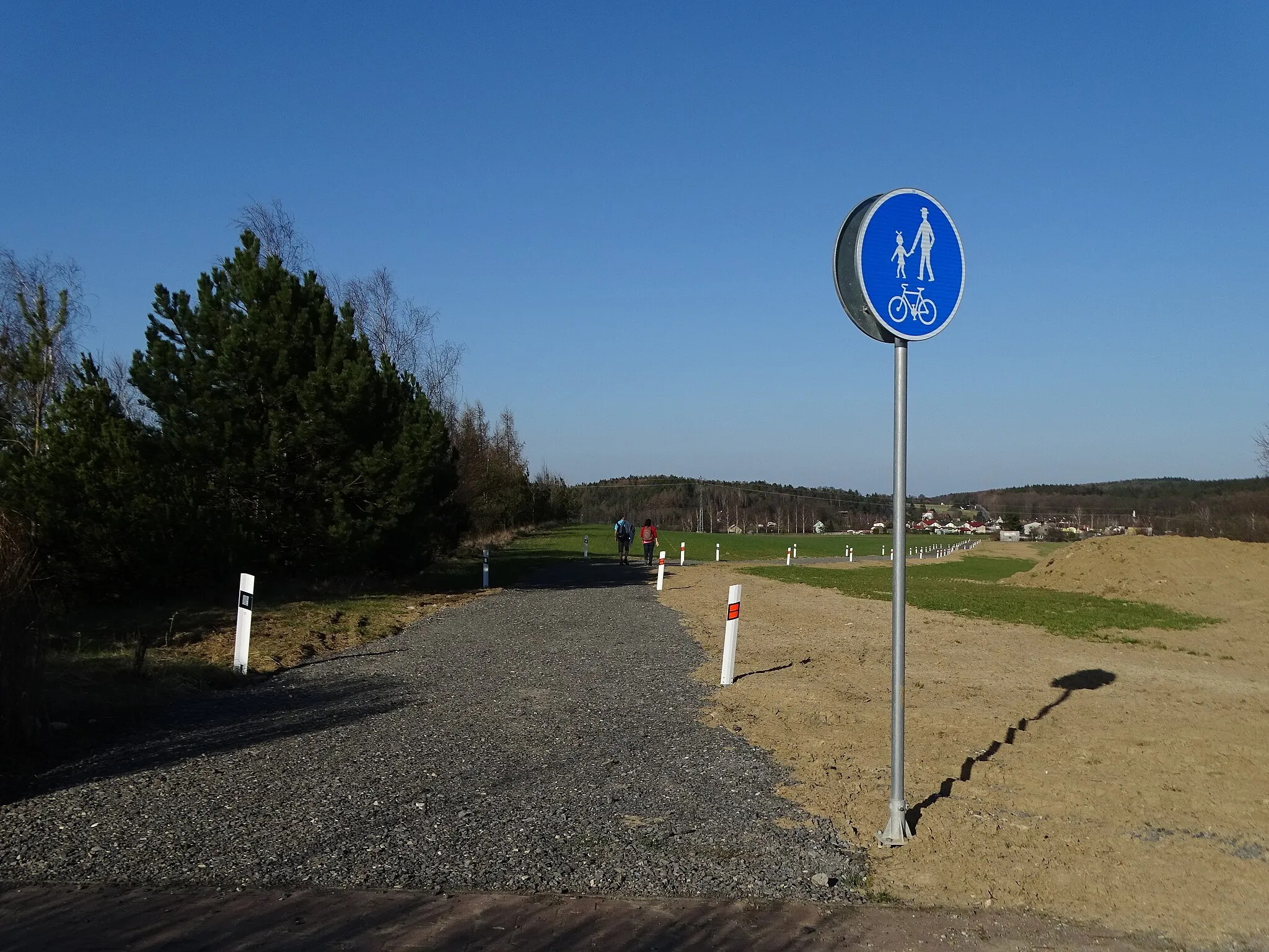 Photo showing: Cekov and Kařez, Rokycany District, Plzeň Region, Czechia. A pedestrian and cyclist path.