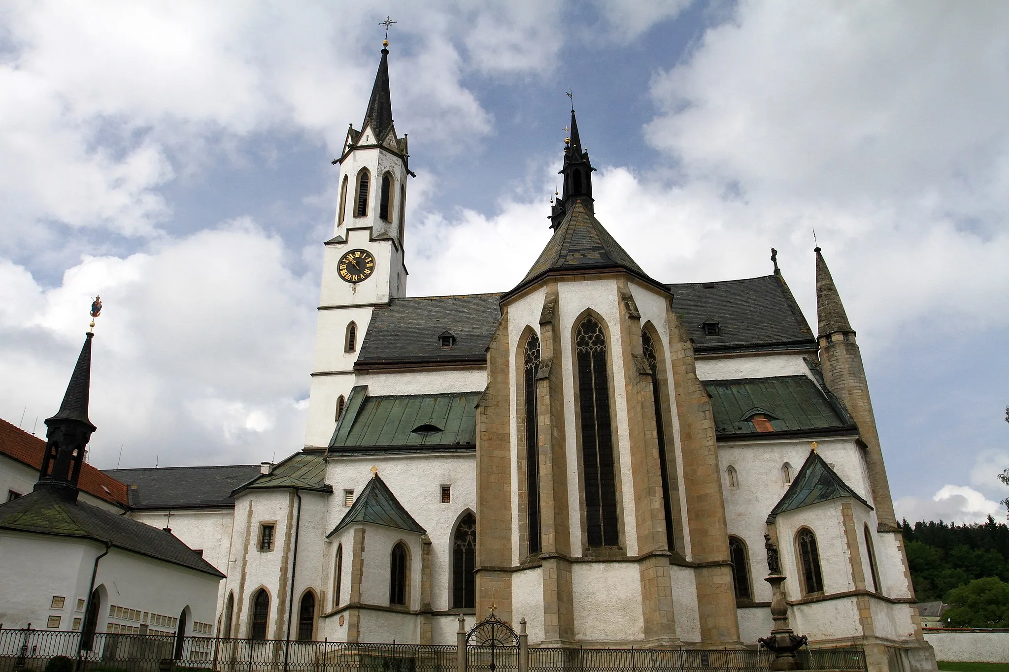 Photo showing: Vyšebrodský klášter: uprostřed hlavní kostel Nanebevzetí Panny Marie, vlevo kaple sv. Anny.