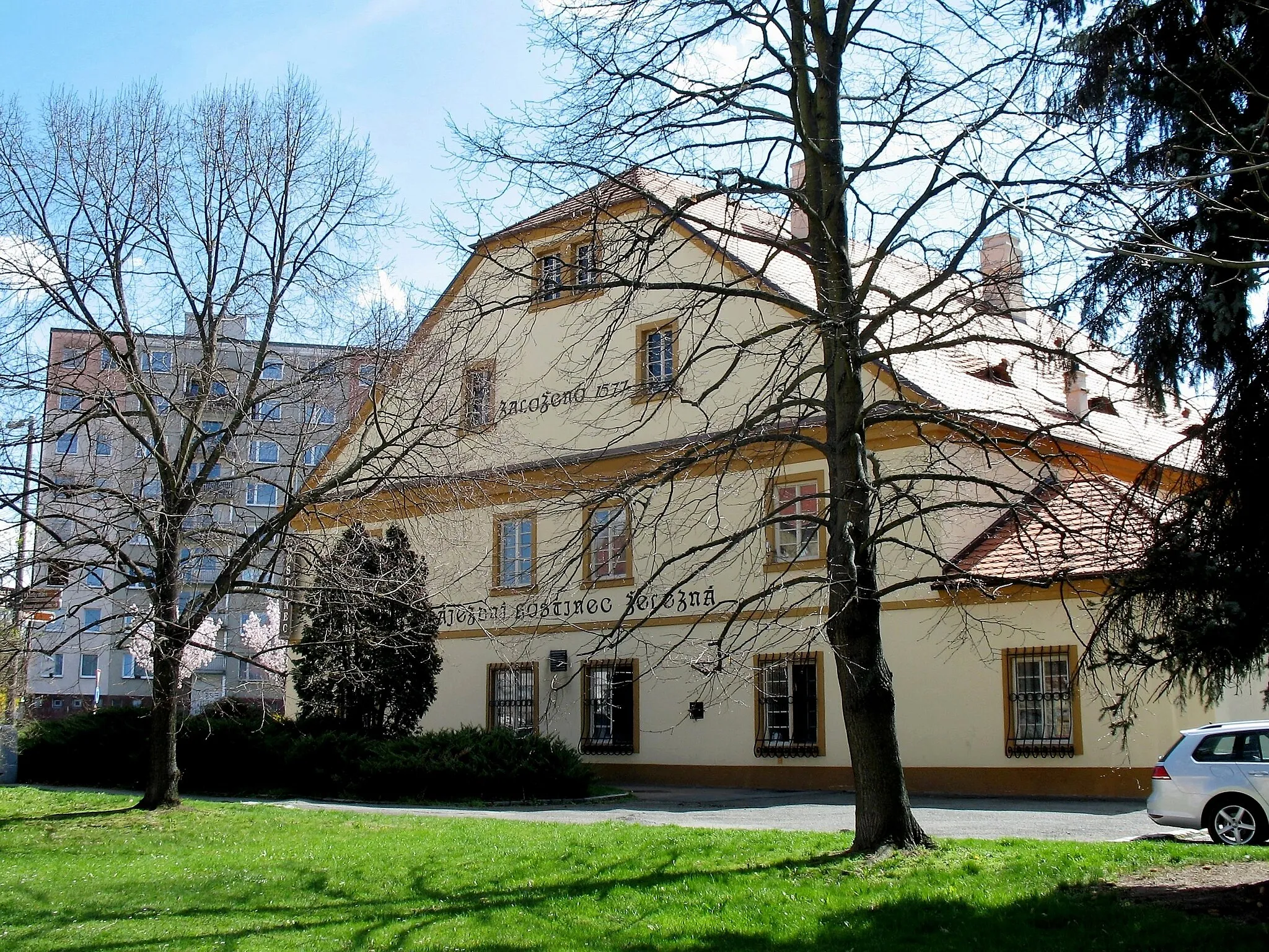 Photo showing: Zájezdní hostinec Na Železné na rohu Pražské ulice a Nerudova náměstí