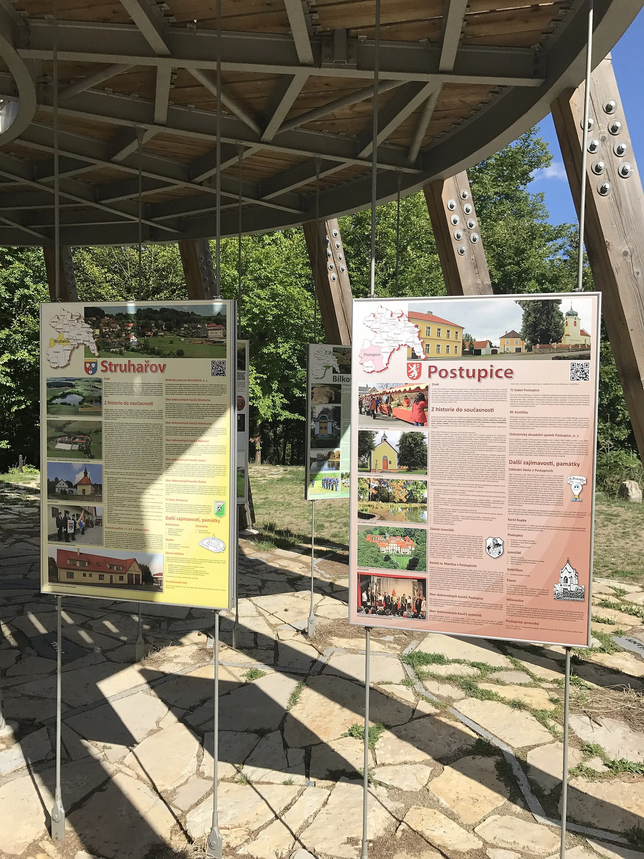 Photo showing: Infopanels under Špulka viewtower in Lbosín, Divišov, Benešov District.