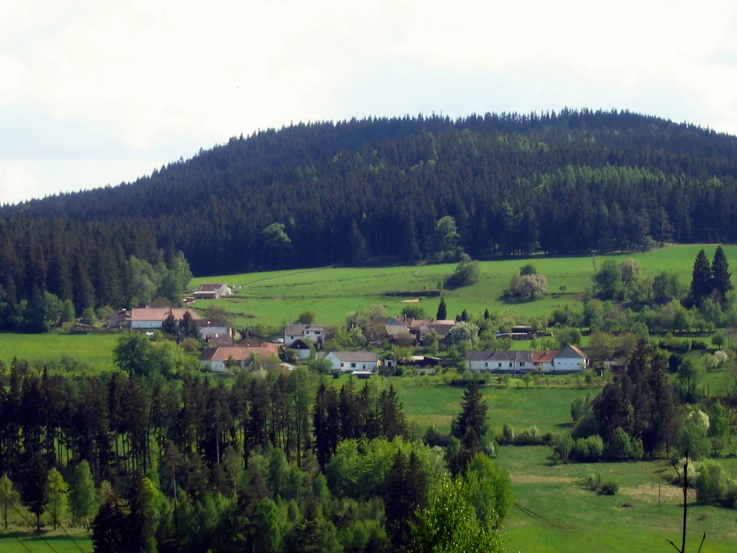 Photo showing: Czech village Lhota pod Kůstrým and hill Kůstrý (836 m), Strakonice District, Czech Republic