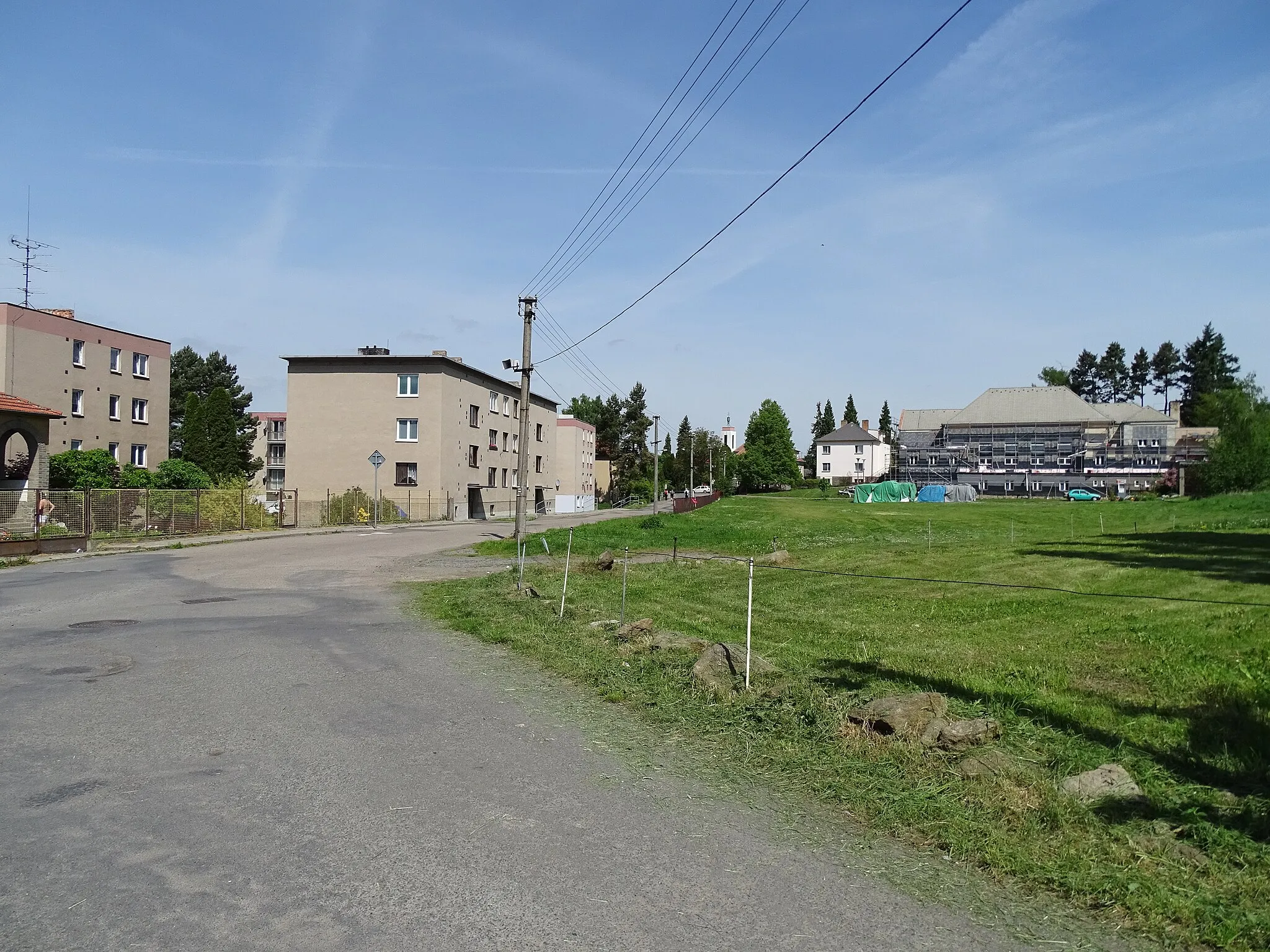 Photo showing: Neveklov, Benešov District, Central Bohemian Region, Czech Republic. Rákosníkova street, from Sokolská street.