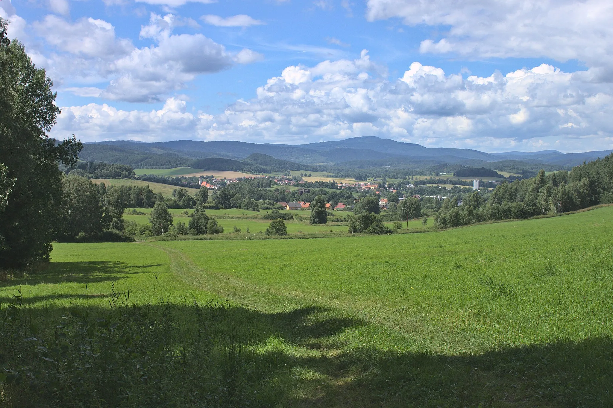 Photo showing: View of Kladné and Kájov from around Dubík, South Bohemian Region, CZ