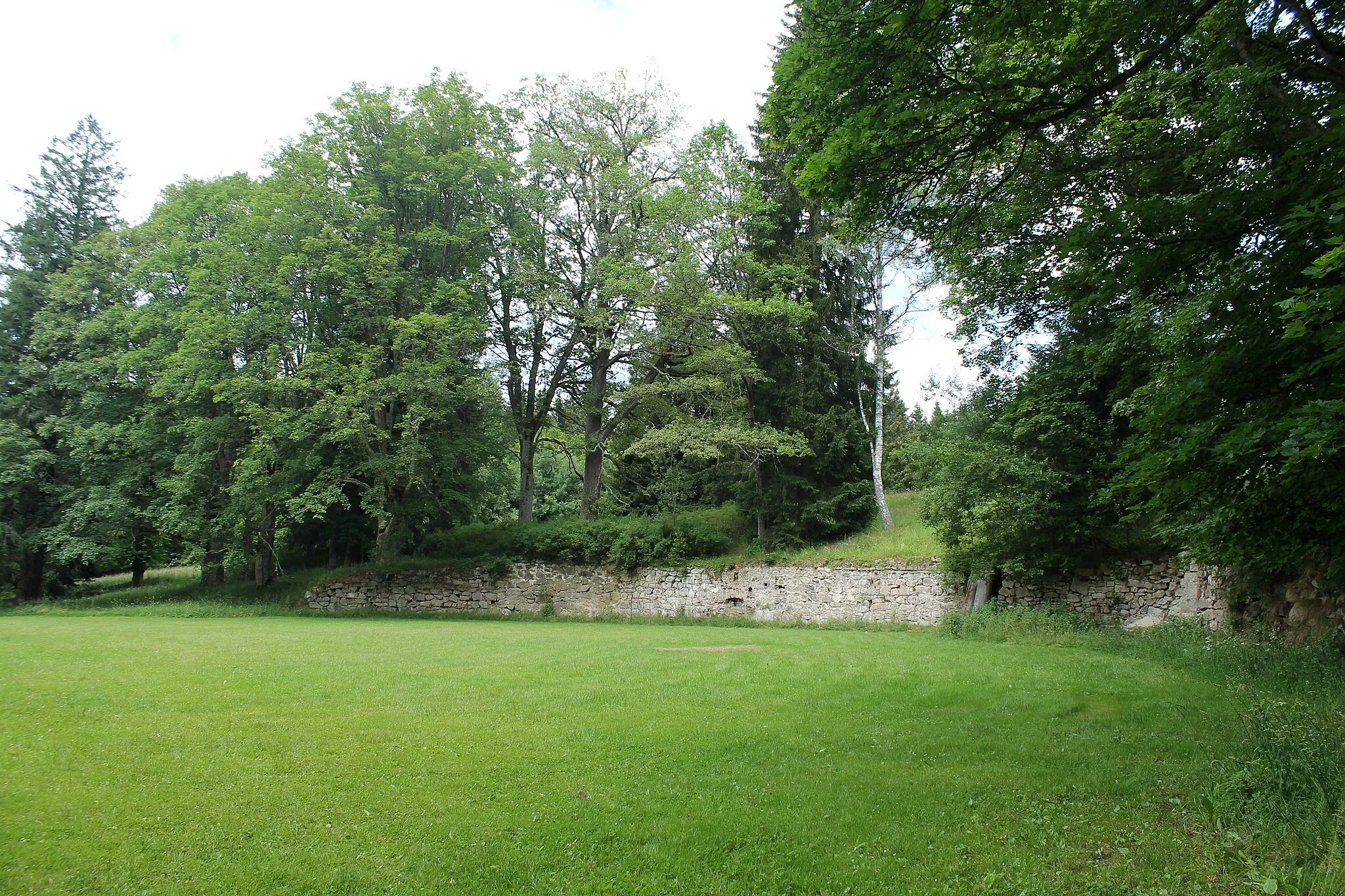 Photo showing: Destroyed Žofín Castle, Žofín, Pohorská Ves, Český Krumlov District, Czech Republic