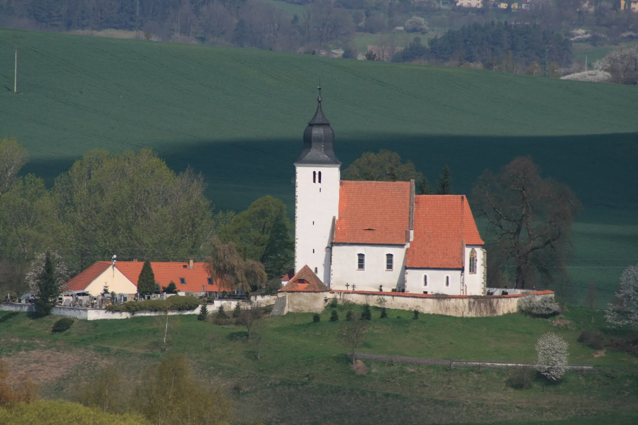 Photo showing: Kostel svatého Vavřince na Zdouni v Tedražicích, části obce Hrádek v okrese Klatovy v Plzeňském kraji. Pohled od Hrádecké lípy a sochy sv. Jana Nepomuckého při hranici katastrů Hrádku a Sušice.