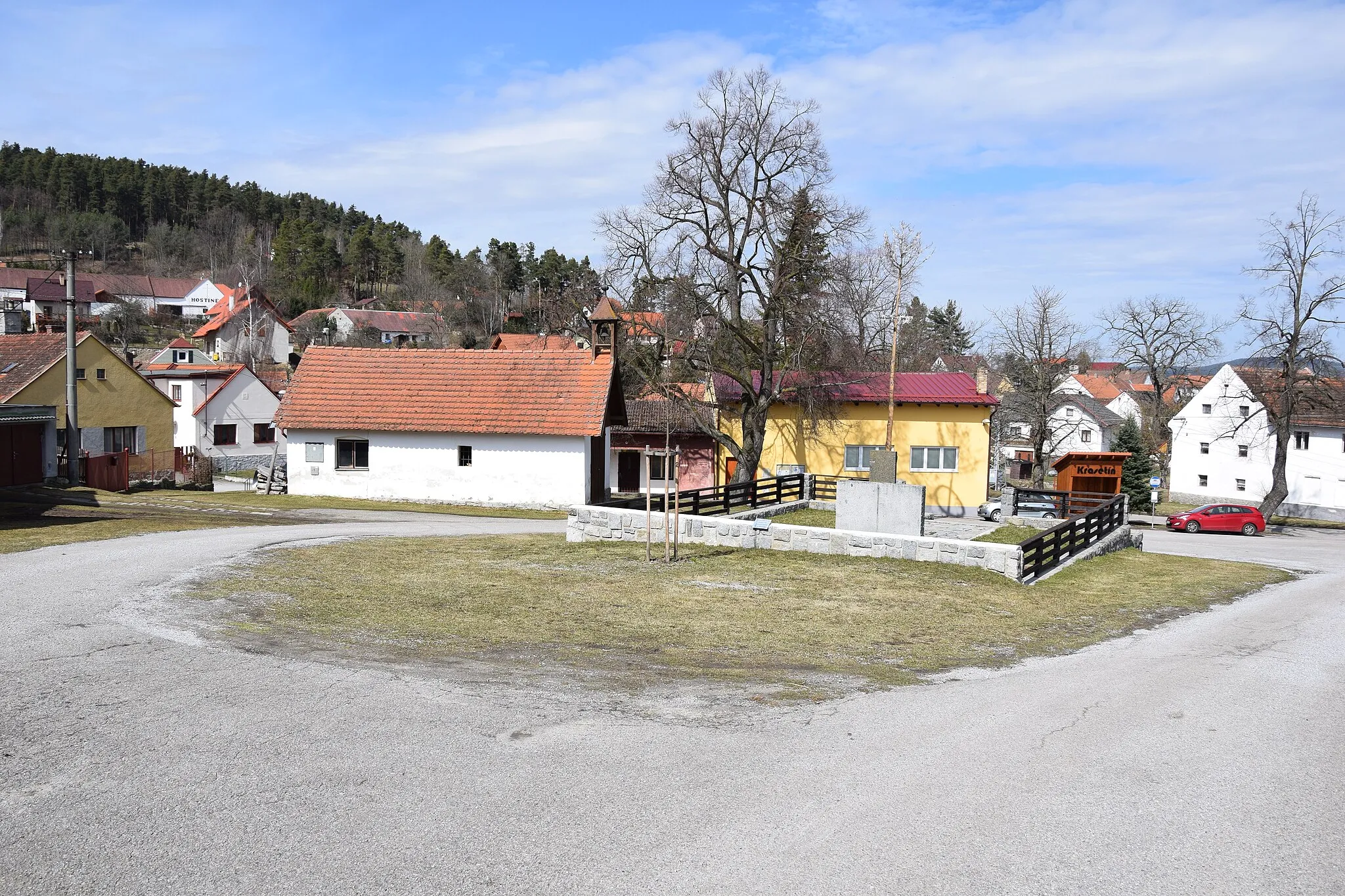 Photo showing: Village square in Krasetín, the Czech Republic, with the fire station (left of the centre) and the WWII memorial.