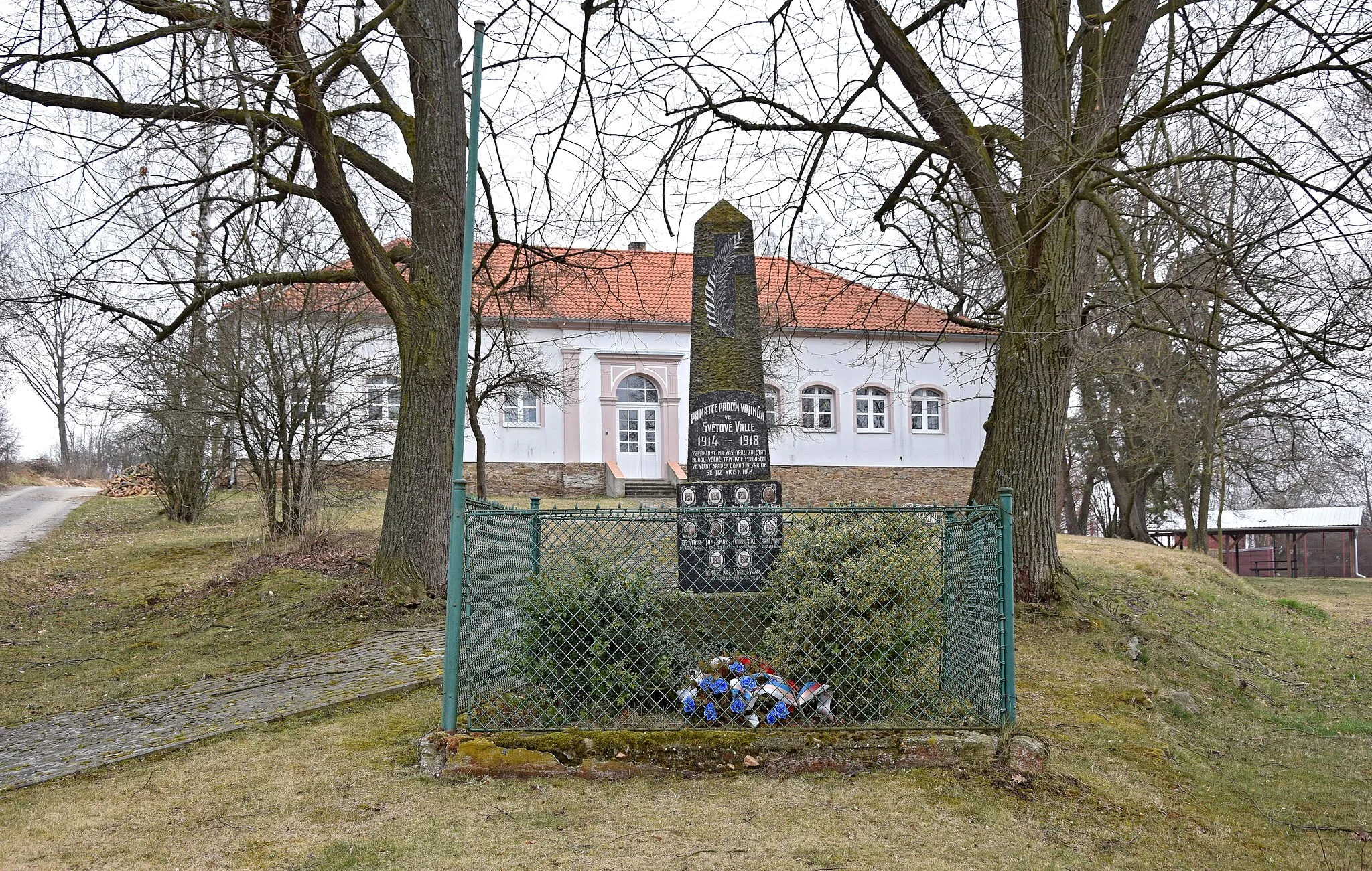 Photo showing: No. 28 and the memorial to the victims of the WWI in the village of Litoradlice, České Budějovice District, the Czech Republic.