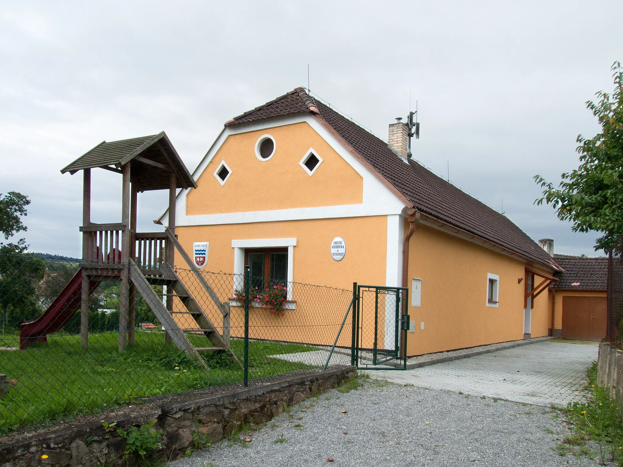 Photo showing: Local library, house No 31 in the village of Bohunice, České Budějovice District, Czech Republic