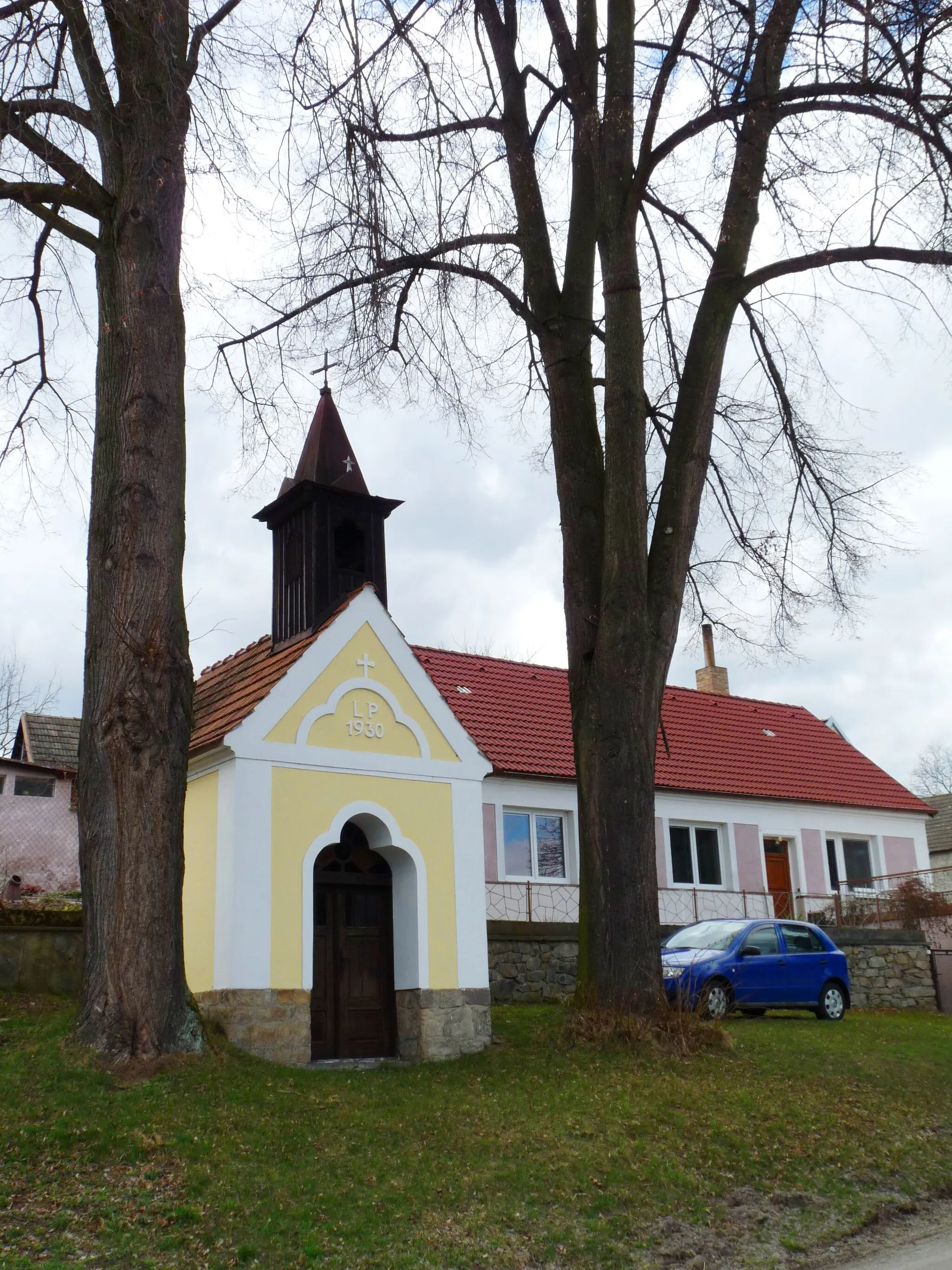 Photo showing: Chapel in the village of Boršíkov, České Budějovice District, South Bohemian Region, Czech Republic.