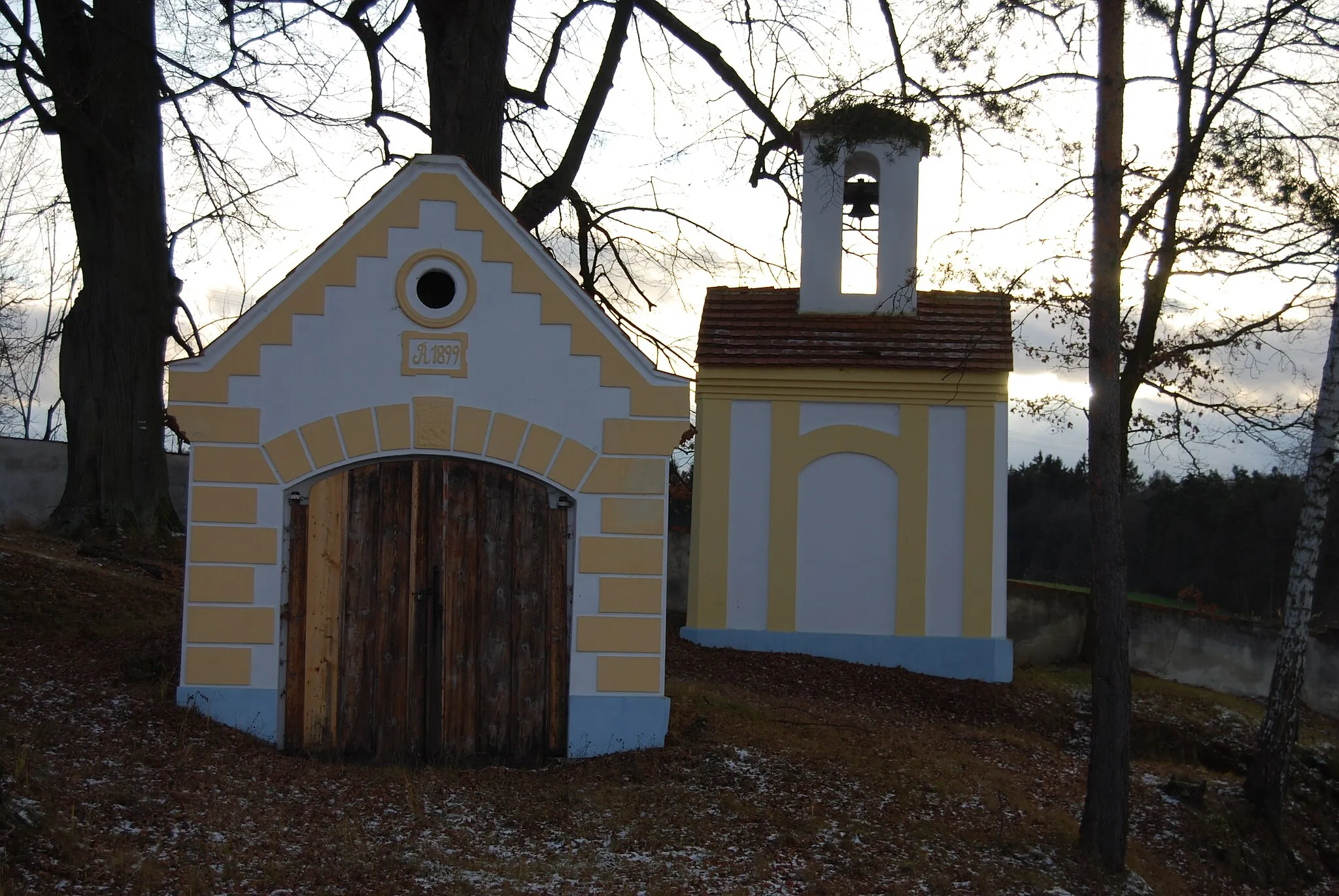 Photo showing: Hasičská zbrojnice z roku 1899 a kaple z roku 1811 v obci. Všeteč je vesnice, část obce Všemyslice v okrese České Budějovice. Česká republika.