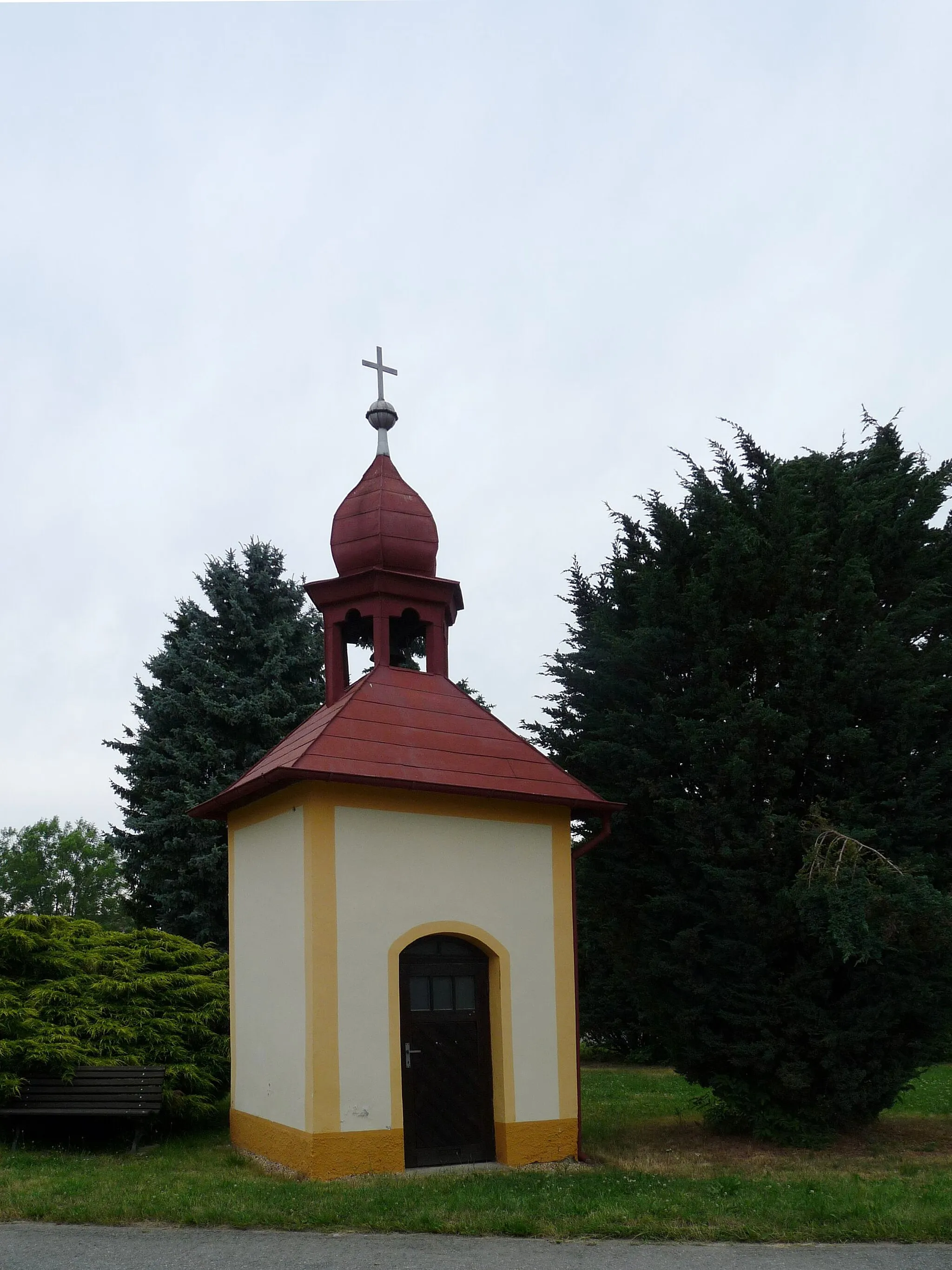 Photo showing: Chapel in the vilage of Nuzice, České Budějovice District, South Bohemian Region, Czech Republic (part of the town of Týn nad Vltavou).