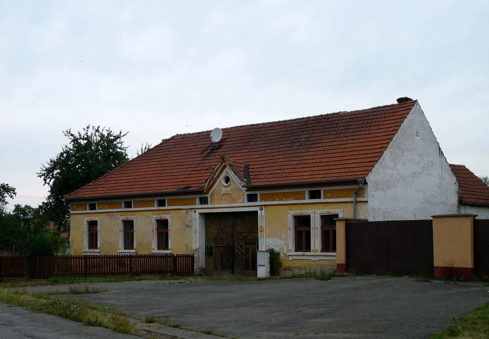 Photo showing: House No 24 in the village of Nuzice, České Budějovice District, South Bohemian Region, Czech Republic (part of the town of Týn nad Vltavou).