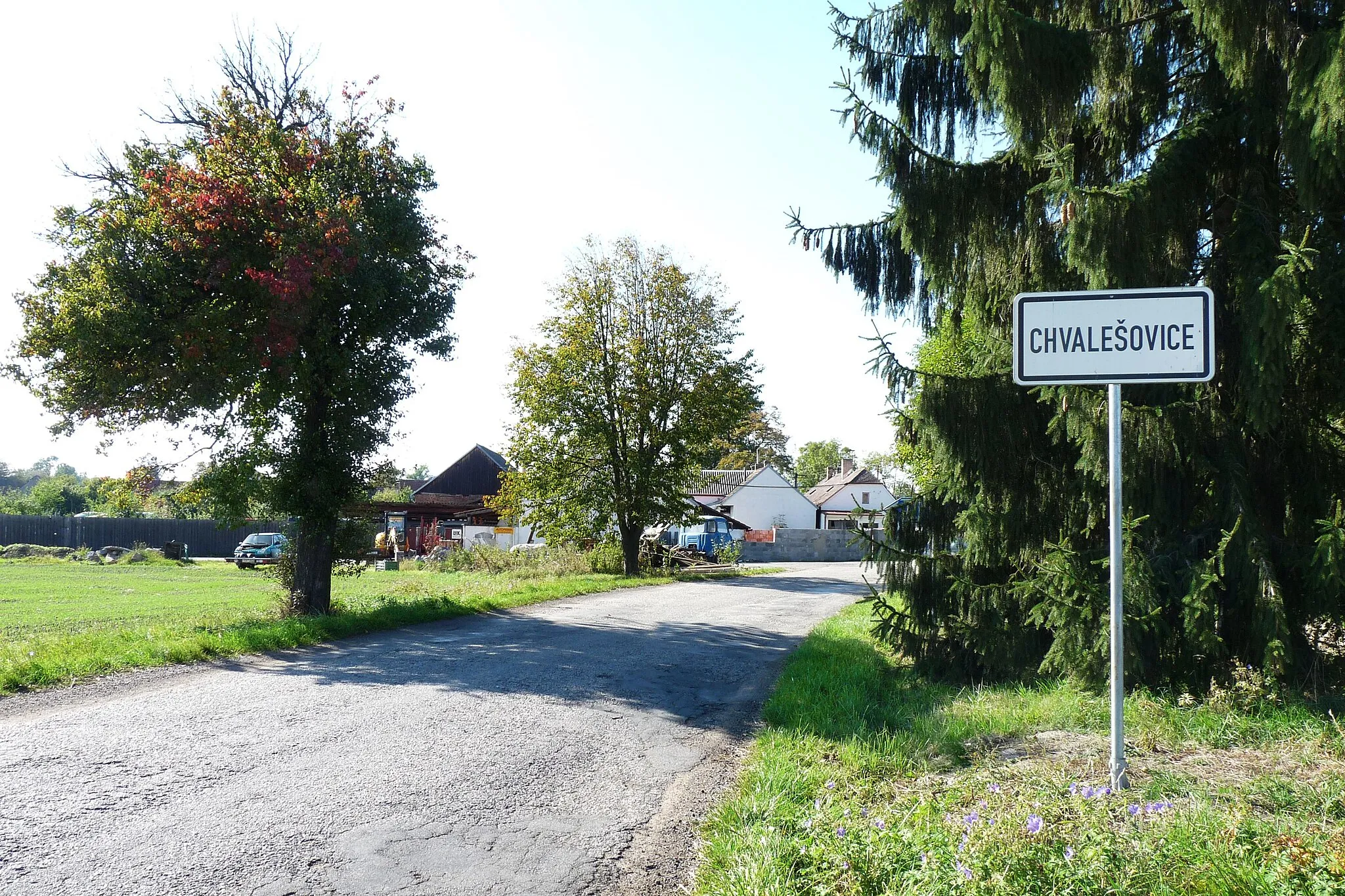 Photo showing: Municipal border sign of in the village of Chvalešovice, České Budějovice District, South Bohemian Region, Czech Republic (part of the municipality of Dříteň).