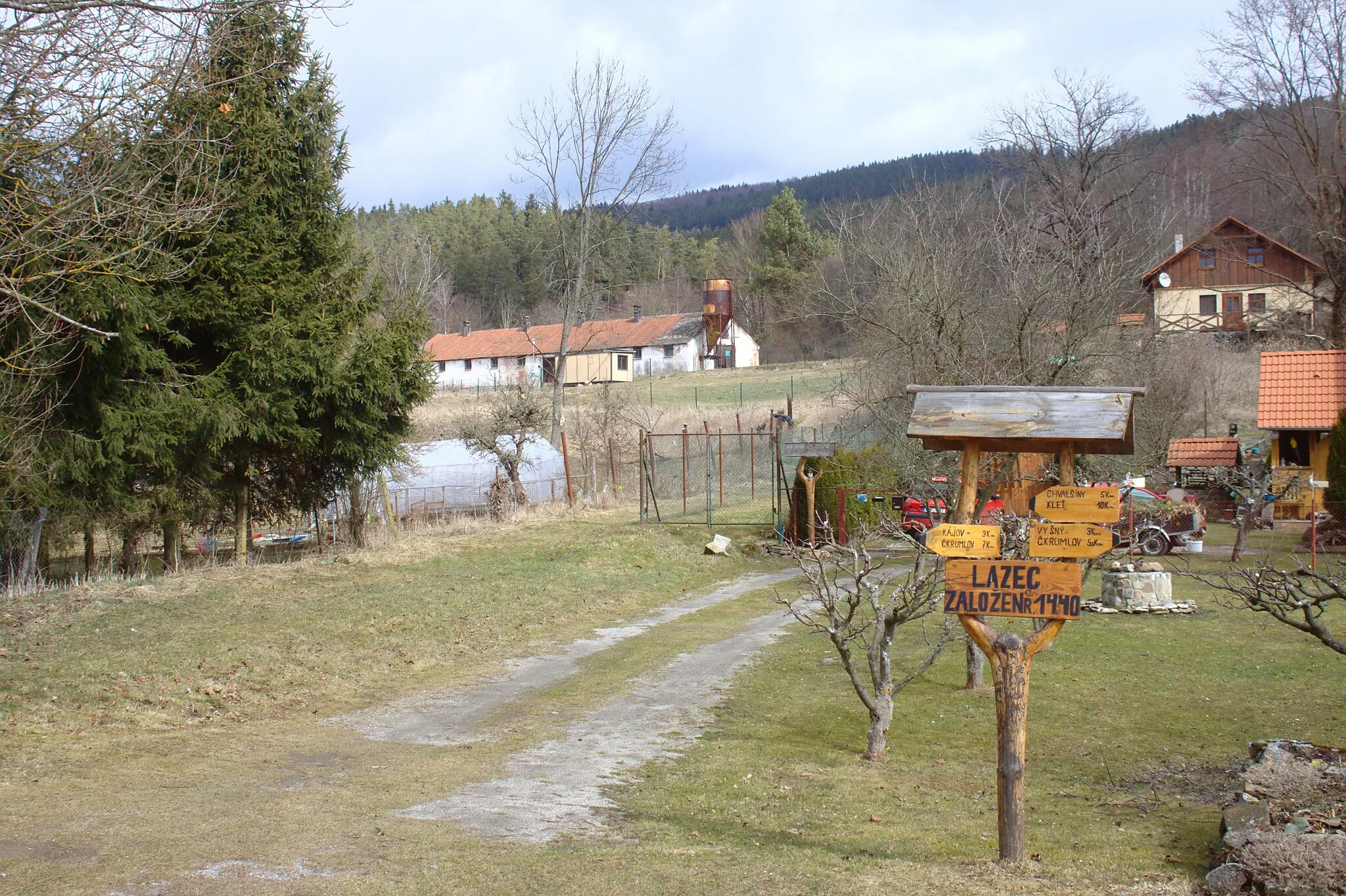 Photo showing: Rozcestník u silnice ve vesnici Lazec