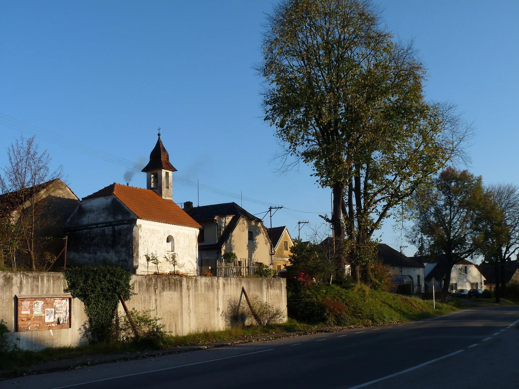 Photo showing: Chapel in the village of Mříč, Český Krumlov District, South Bohemian Region, Czech Republic.