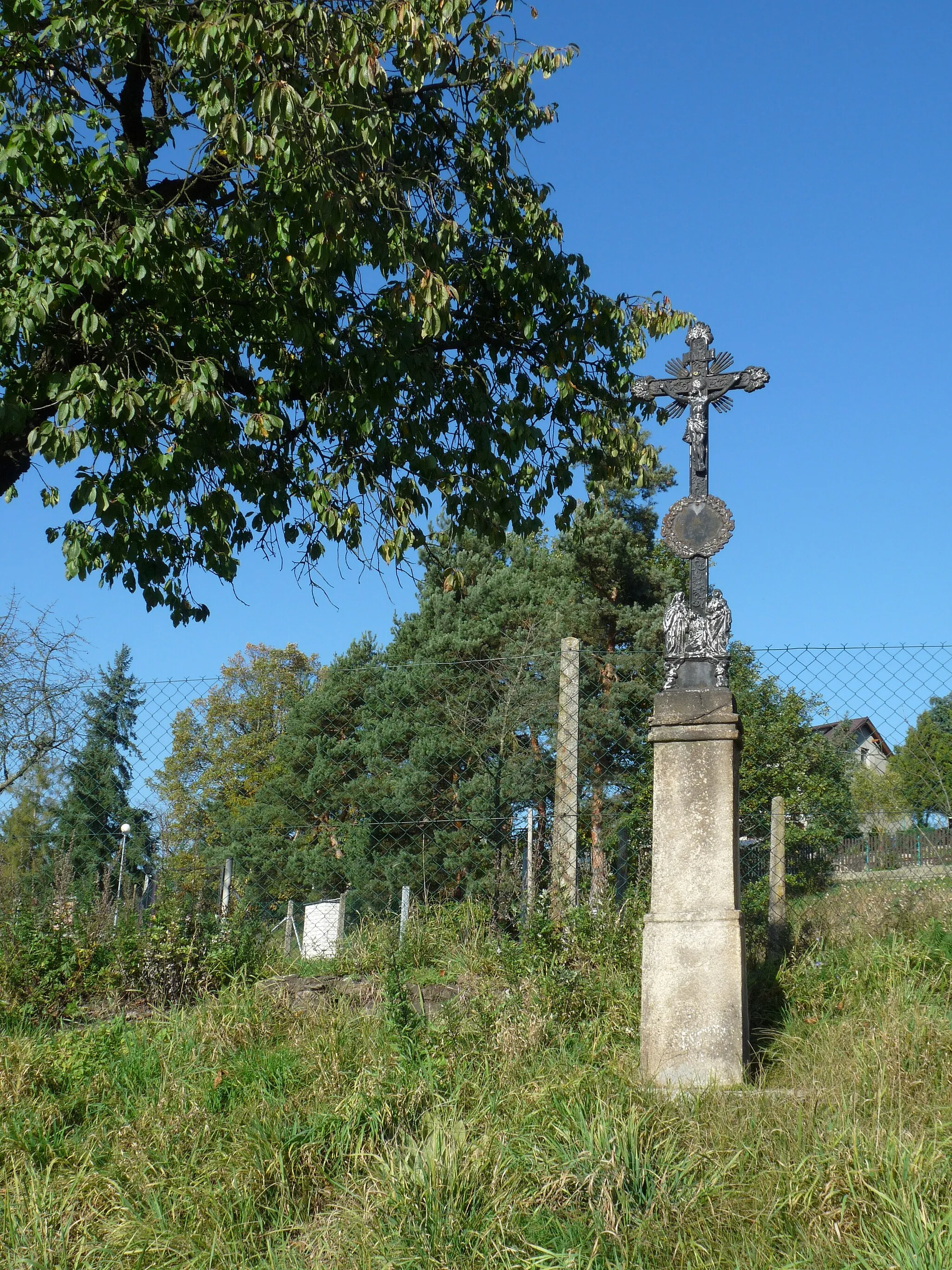 Photo showing: Wayside cross in the village of Mříč, Český Krumlov District, South Bohemian Region, Czech Republic.