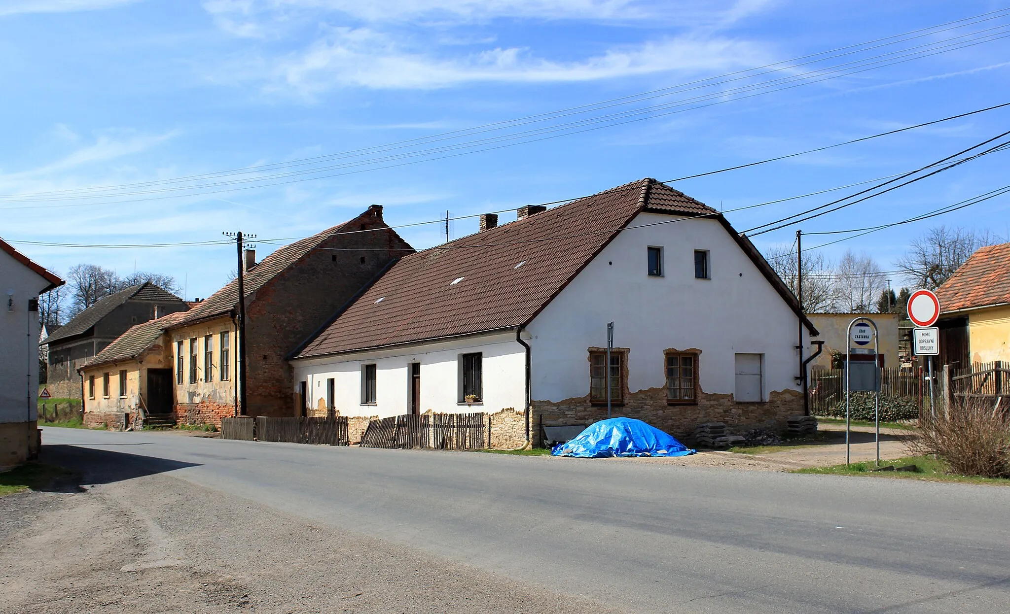 Photo showing: House No. 20 in Chomle village, Czech Republic.