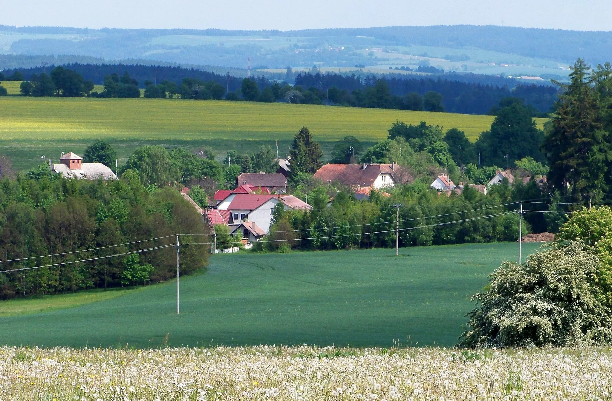 Photo showing: Střezimíř-u nádraží, Benešov District, Central Bohemian Region, the Czech Republic. A view of the train station, a culmination point of the Prague–Vienna railway.