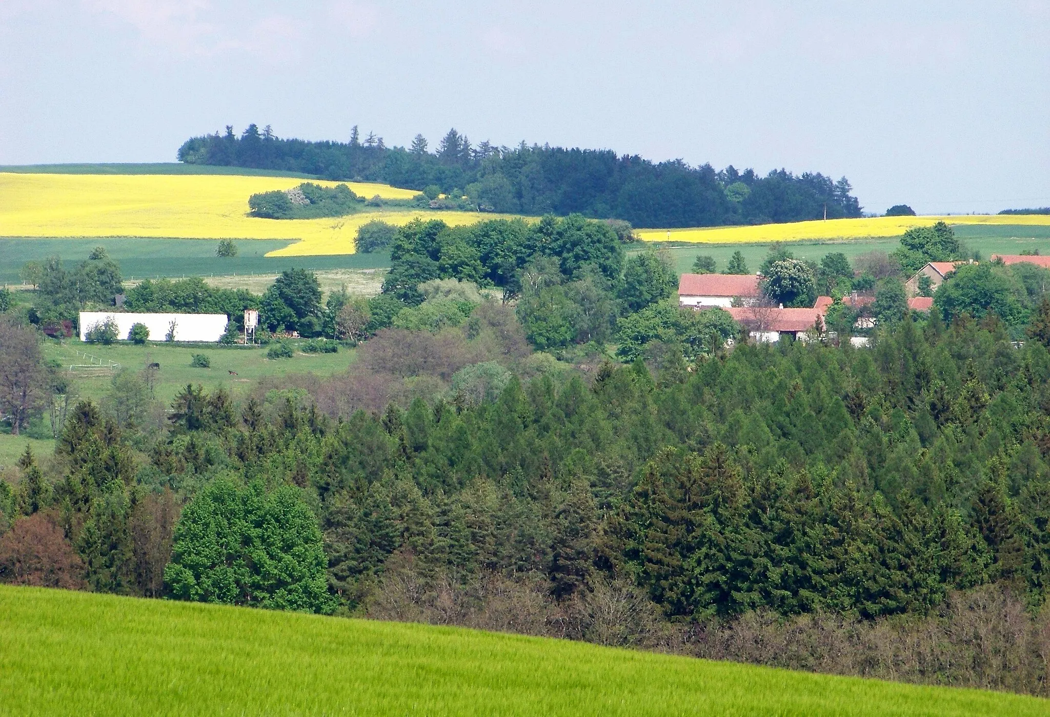 Photo showing: Benešov District, Central Bohemian Region, the Czech Republic. An unidentified village.