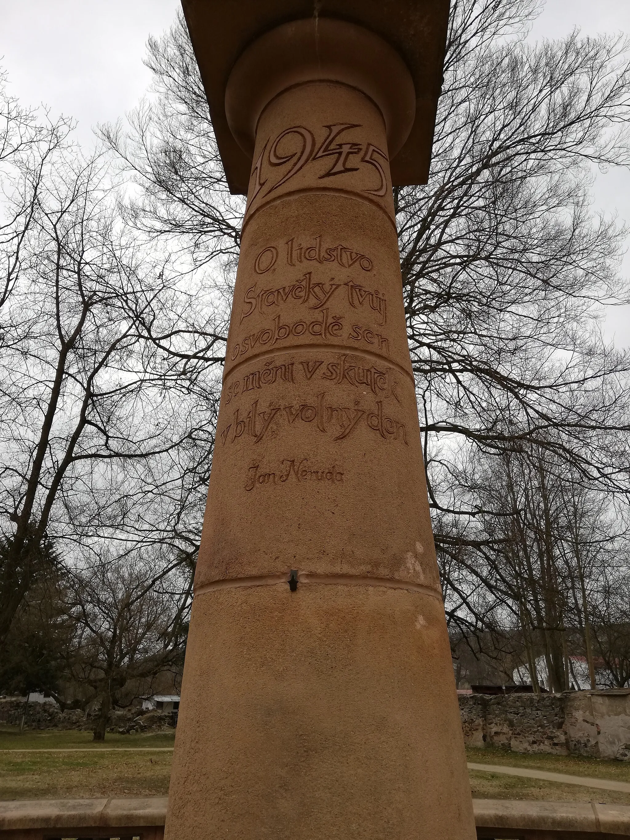 Photo showing: The memorial to the fallen in Plasy is dedicated to the victims of World War II