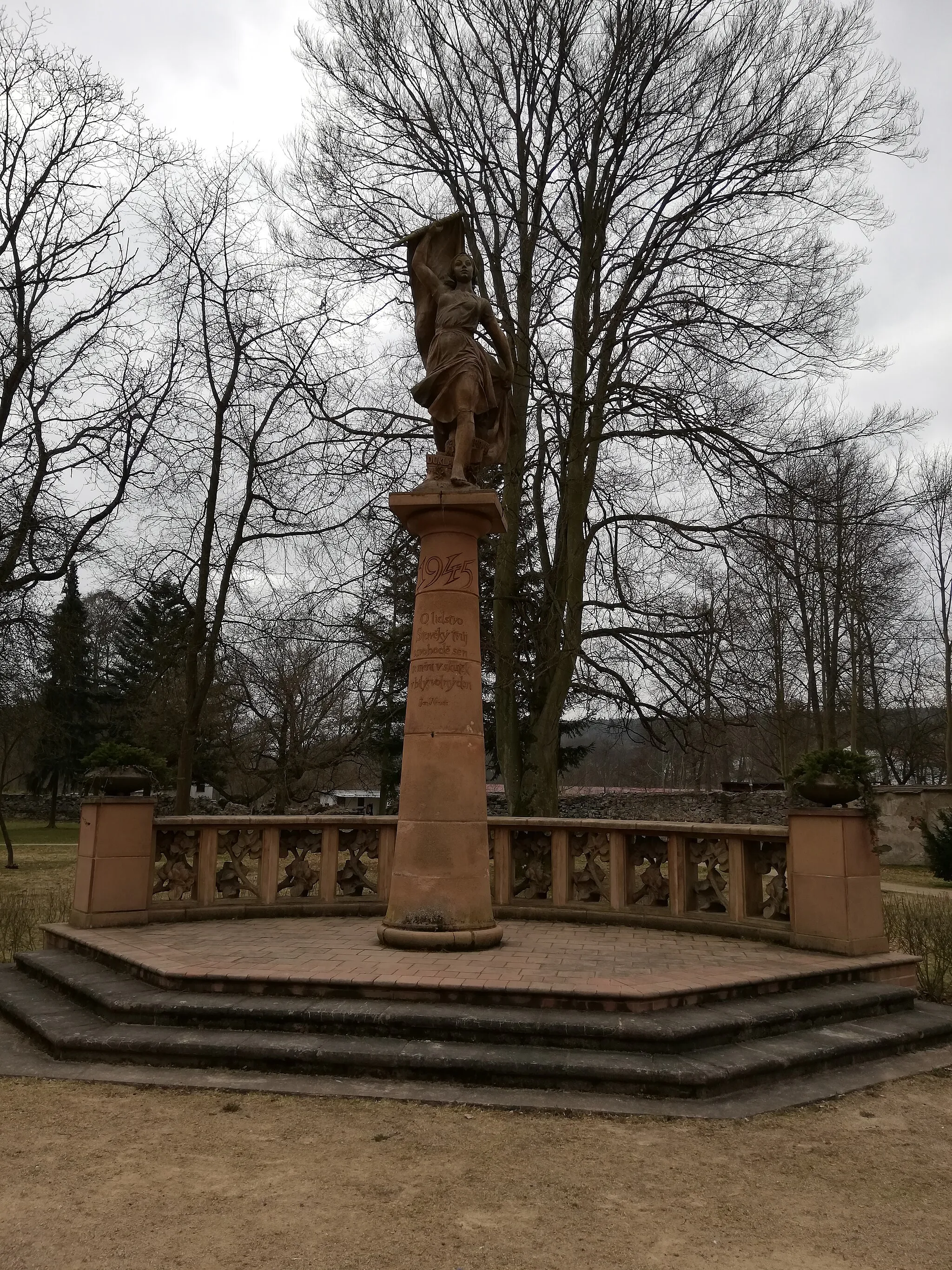 Photo showing: The memorial to the fallen in Plasy is dedicated to the victims of World War II