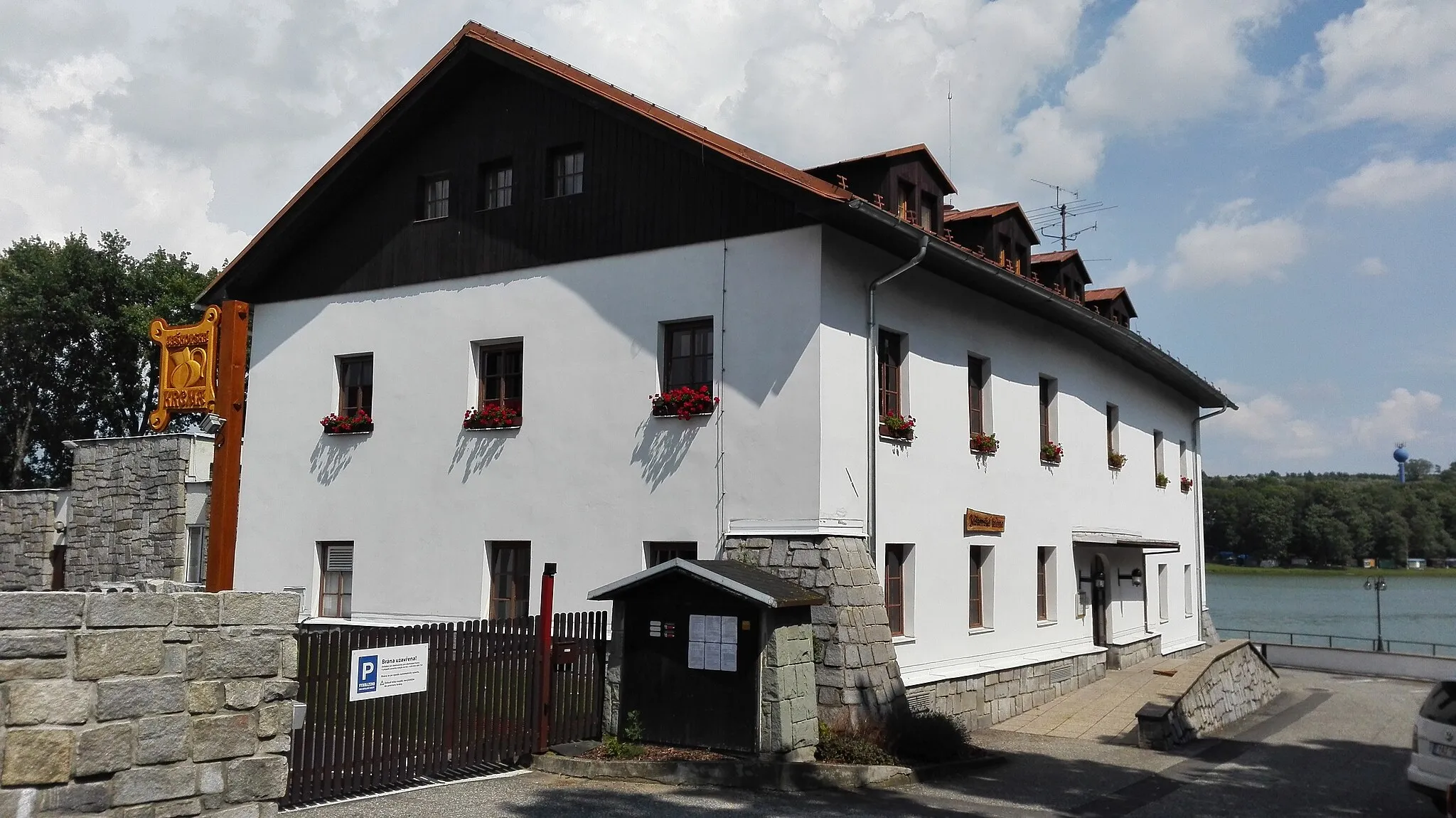 Photo showing: Jaškovská krčma - nejstarší dochovaná budova v obci Těrlicko. První doložená zmínka z roku 1268. V pozadí přehradní nádrž Těrlicko.