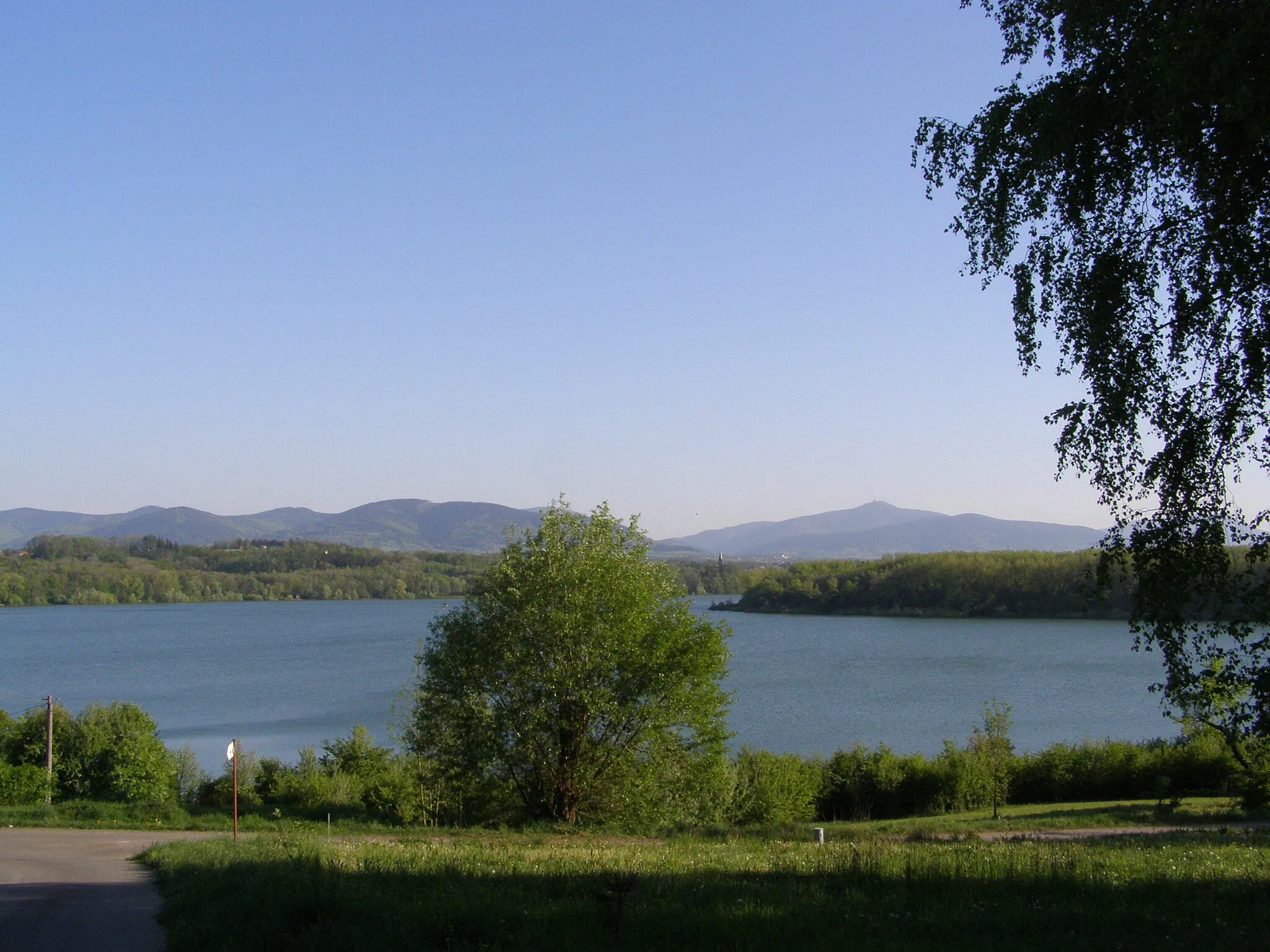 Photo showing: Soběšovice, Žermanická přehrada, v pozadí Lysohorská rozsocha