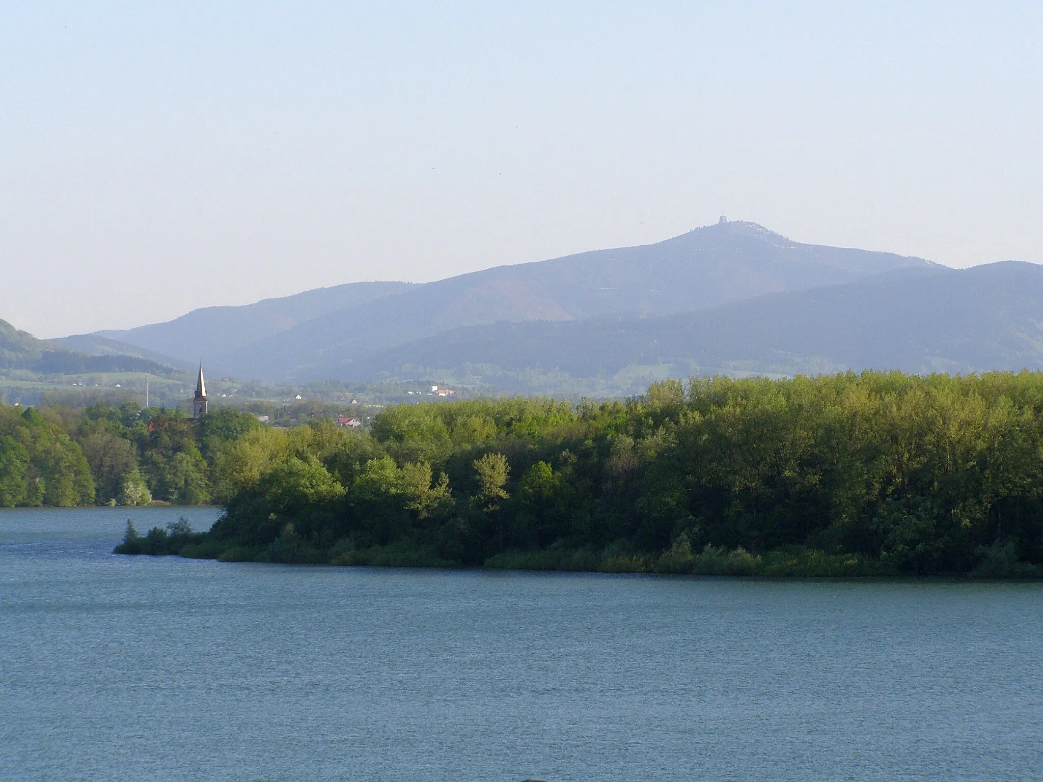 Photo showing: Soběšovice, Žermanická přehrada, v pozadí Lysohorská rozsocha