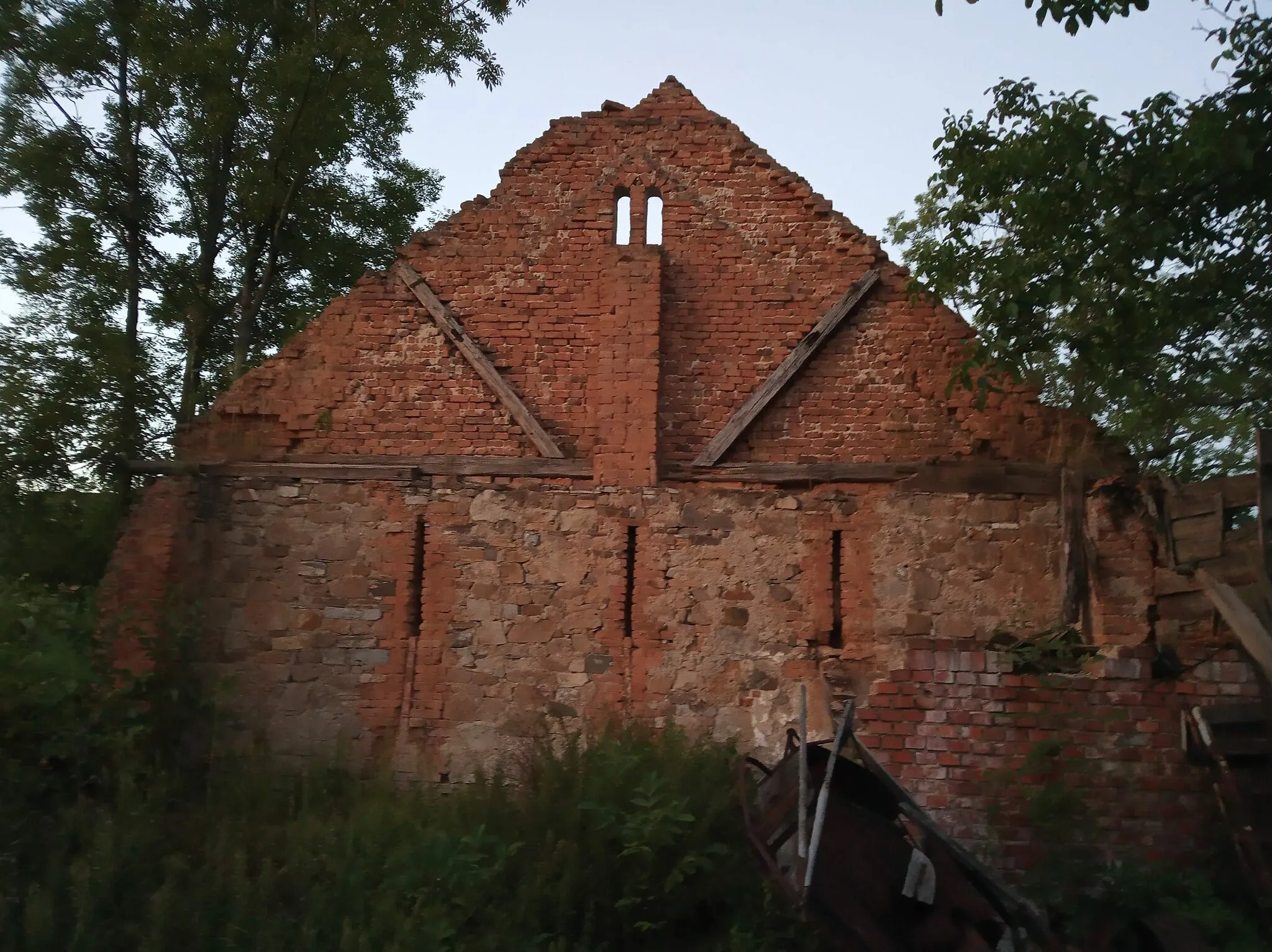 Photo showing: ruiny starej stodoły w Mistrzowicach nr 17 pod Cieszynem. Wskutek szykan władz komunistycznych (Kulak) rodzina gospodarza zmuszona była przerwać działalność rolniczą.