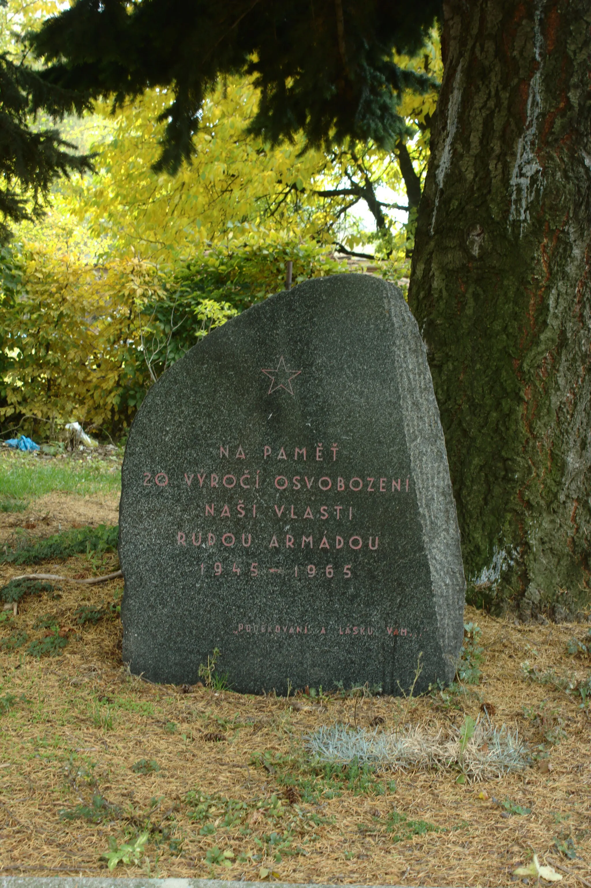 Photo showing: A stone commemorating the WWII liberation in the village of Dubnice, CZ