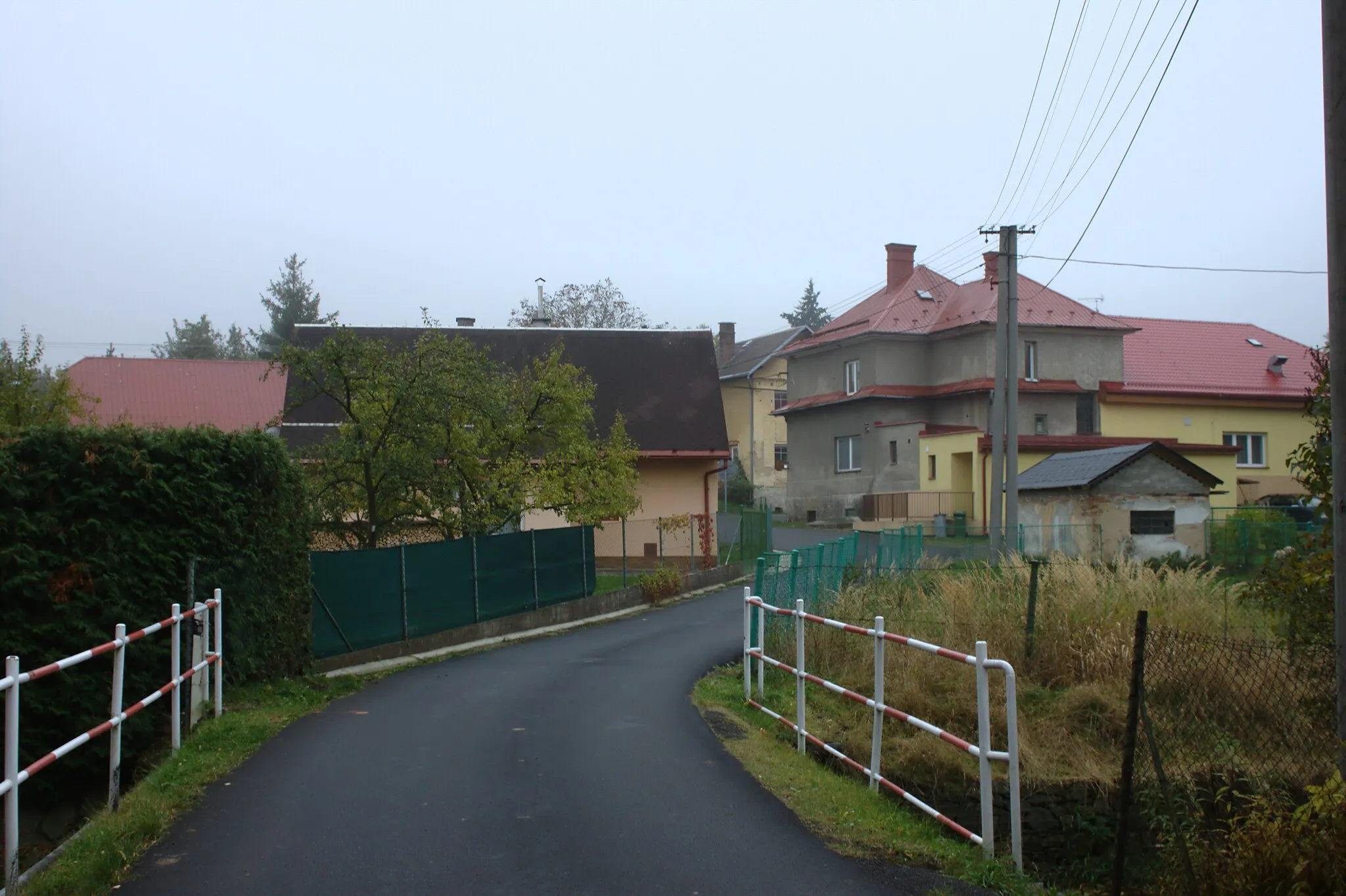 Photo showing: A road to the former mansion park in Hošťálkovy, Moravia-Silesia Region, CZ