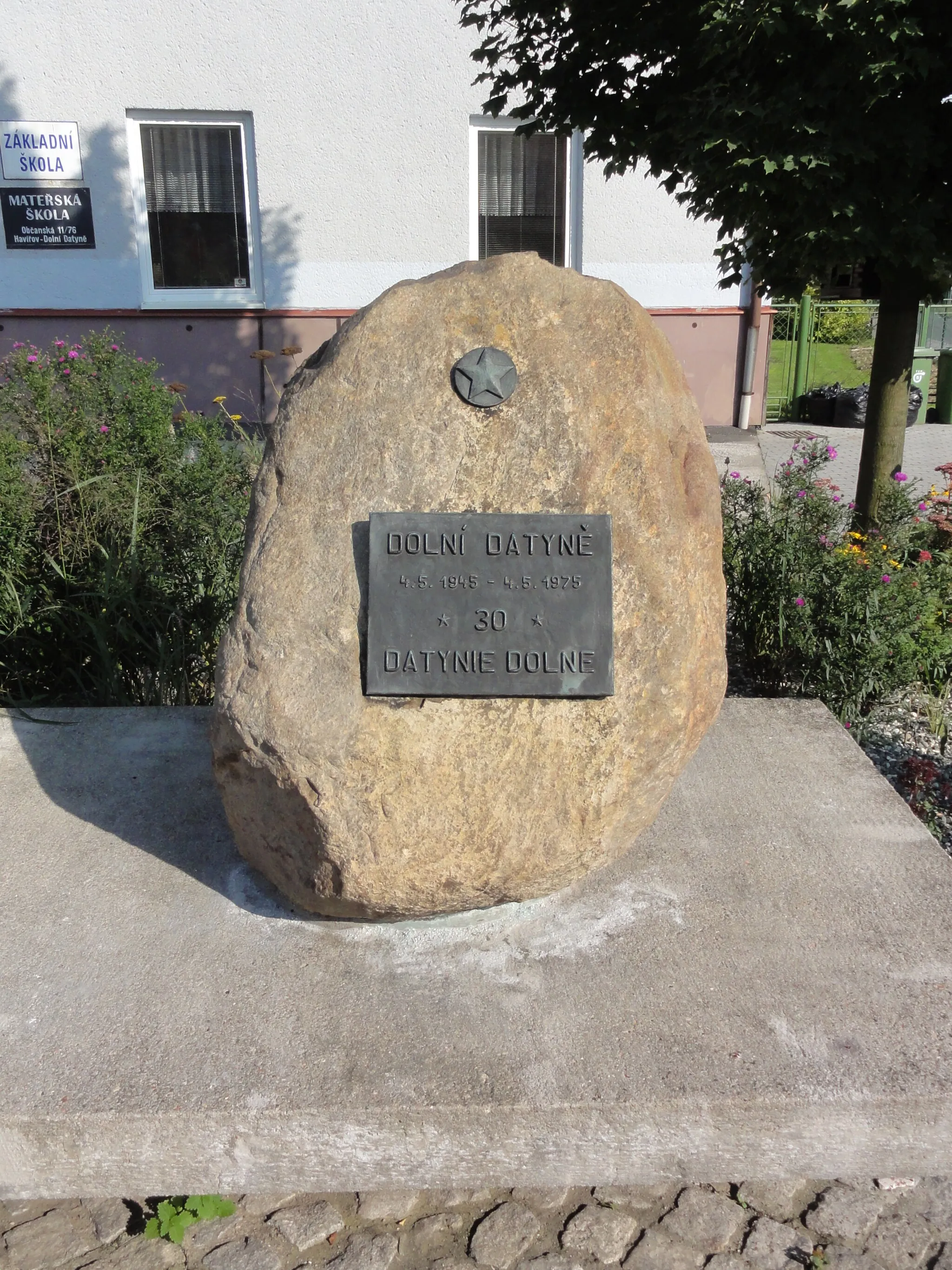 Photo showing: Obelisk przy szkole w Datyniach Dolnych